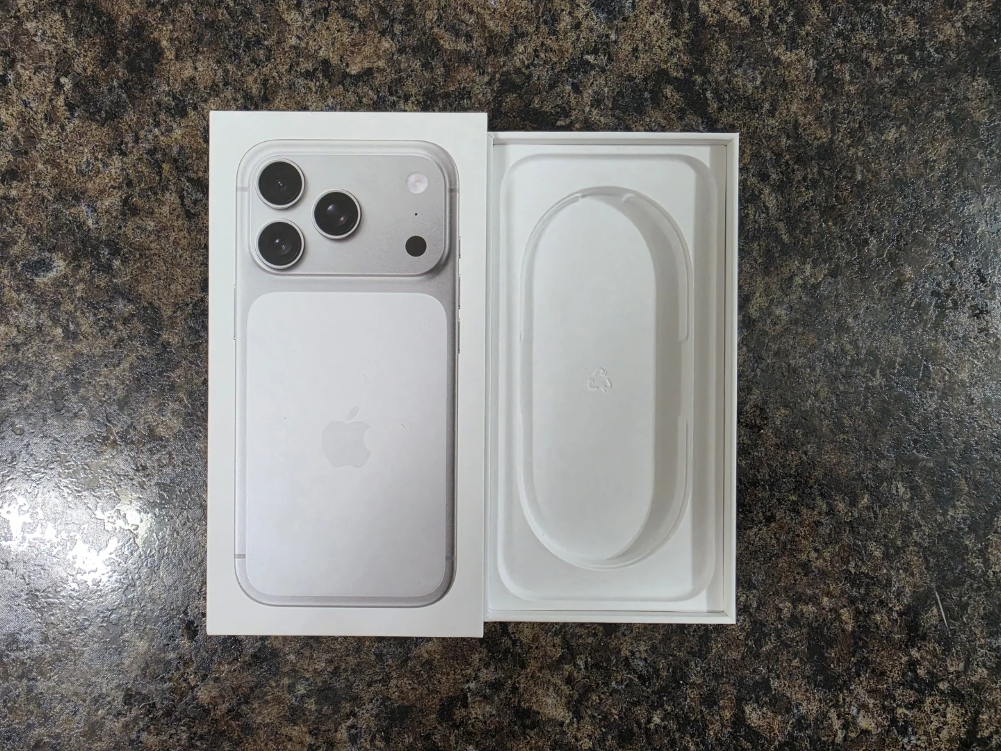 EMPTY BOX (Iphone 17 Pro)