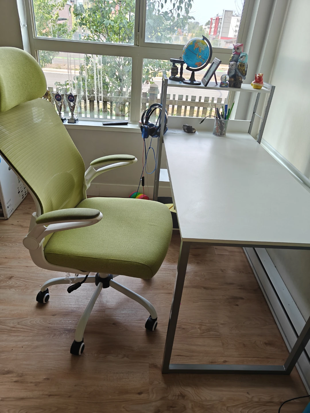 Green Mesh Office Chair and table - photo 3