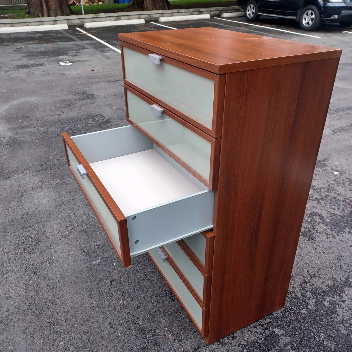 Dresser Ikea 48x32x18 inches delivery available - photo 3