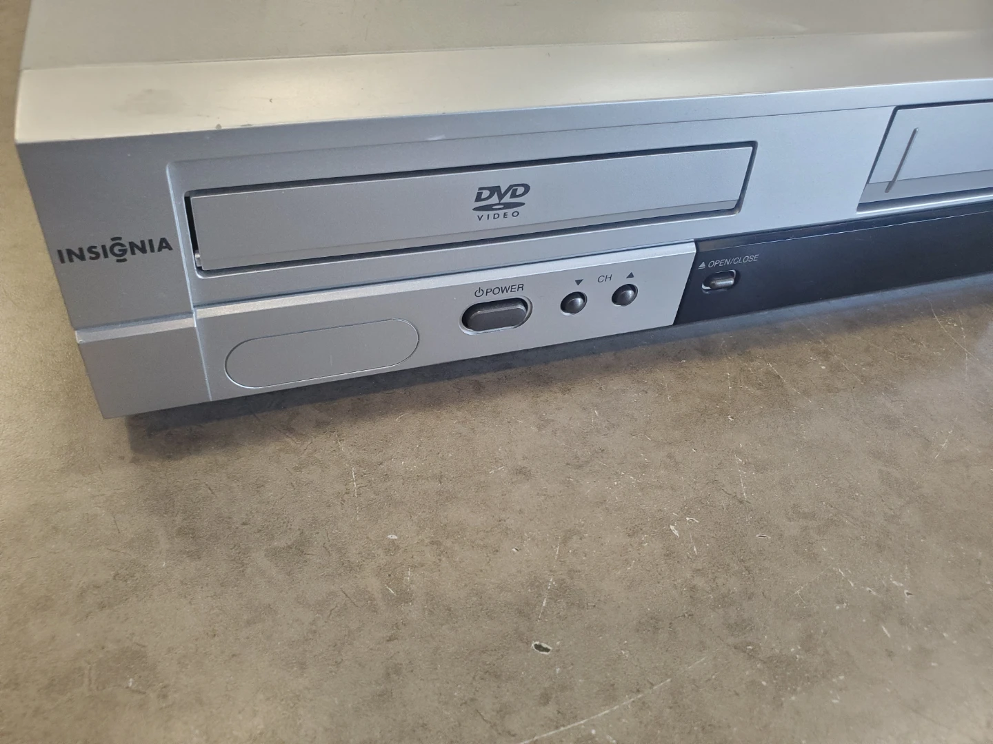 Insignia IS-DVD040924 DVD VCR Combo Player - photo 2