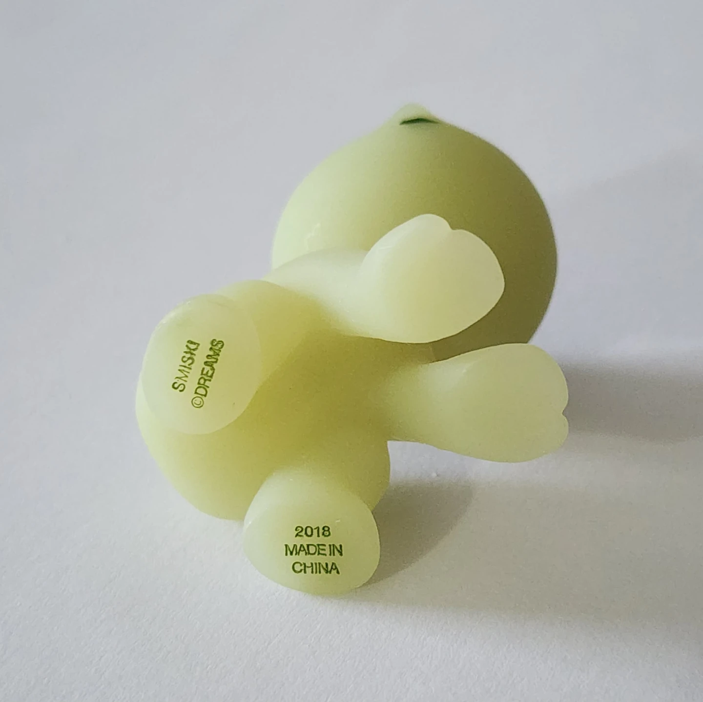 Smiski Living: Lifting - Glow in the Dark Figure - photo 3