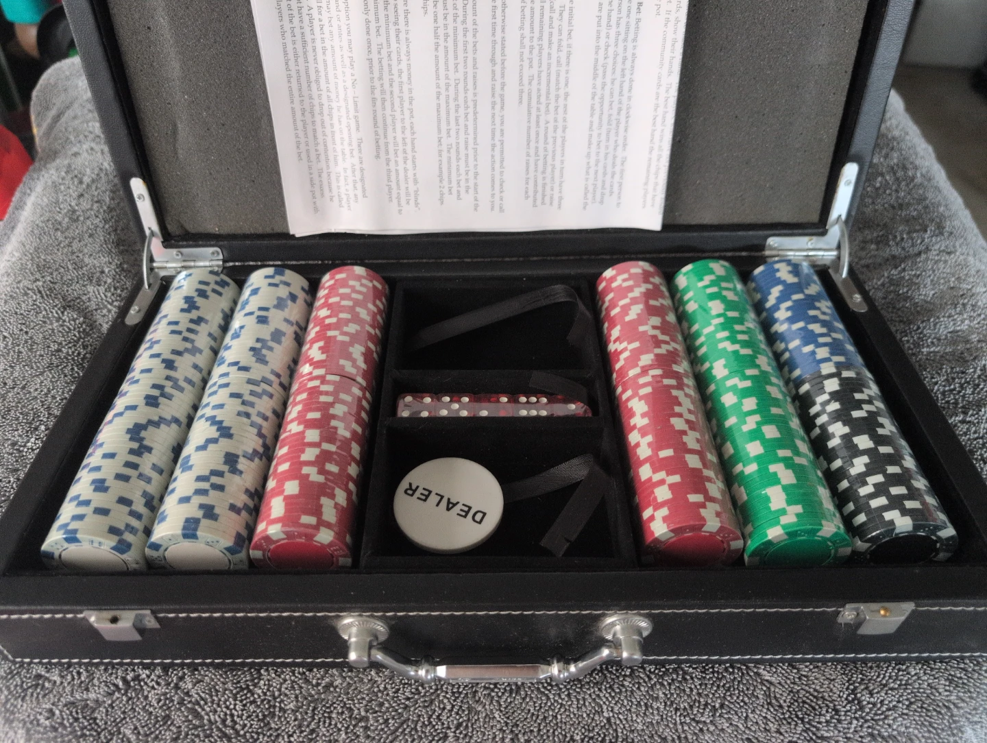 Poker chip set with case