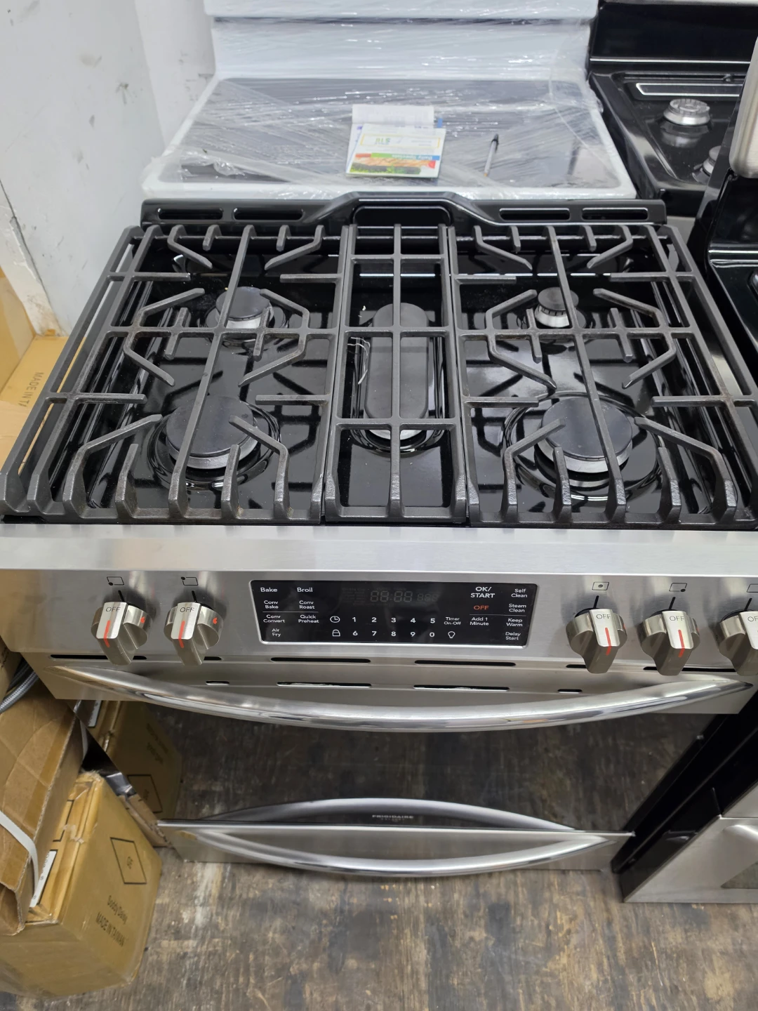 Frigidaire 30in Stainless steel gas stove - photo 2