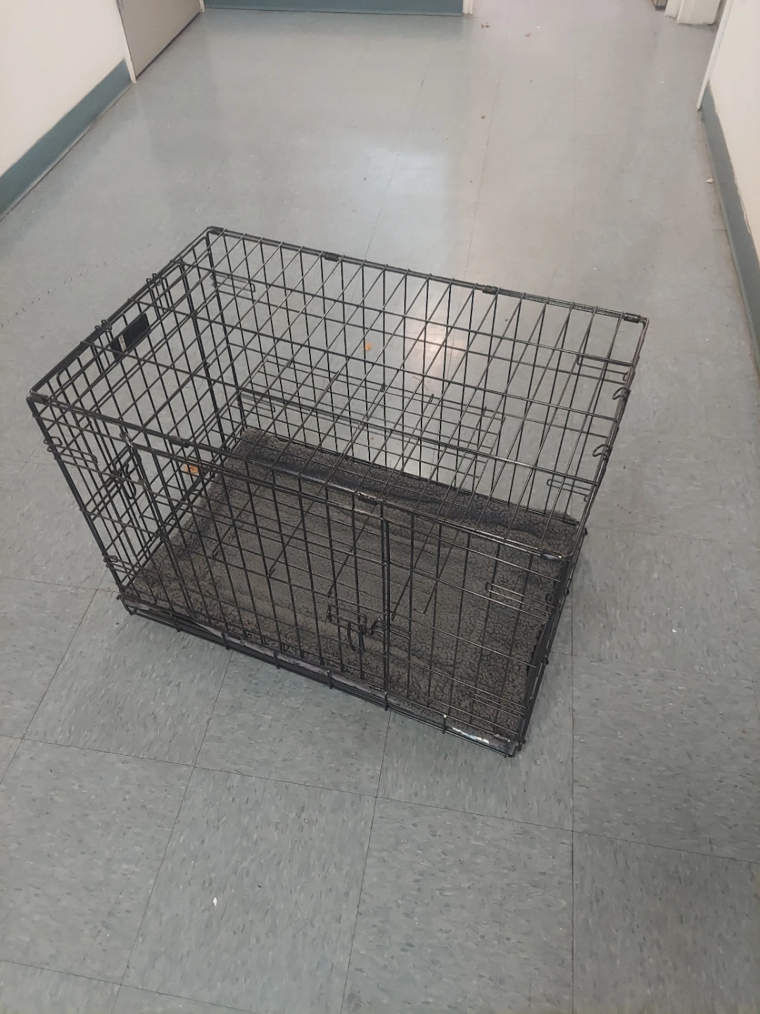 Two door folding pet crate.