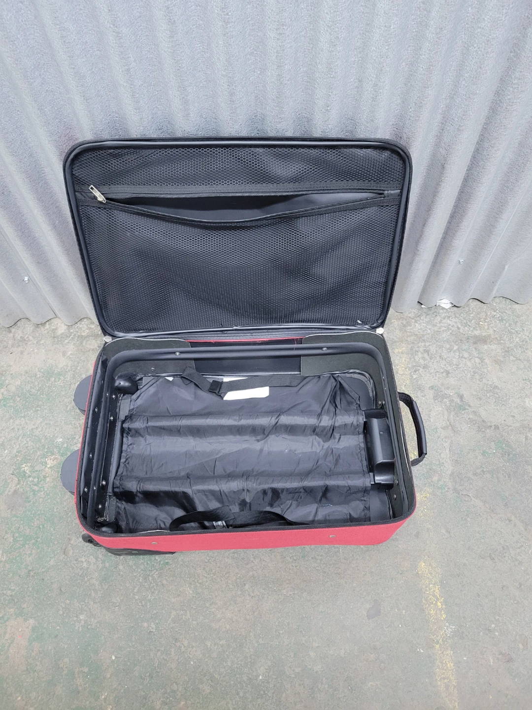 Small American Tourister Red Suitcase - photo 4