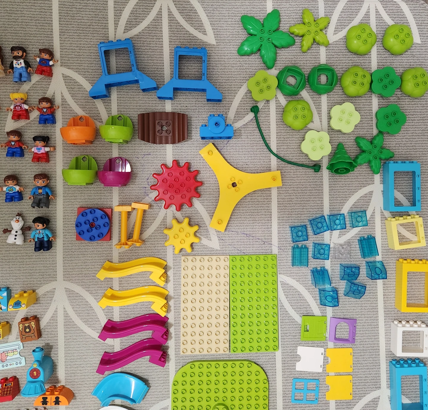 Assorted LEGO DUPLO and LEGO Minifigure Collection - photo 3