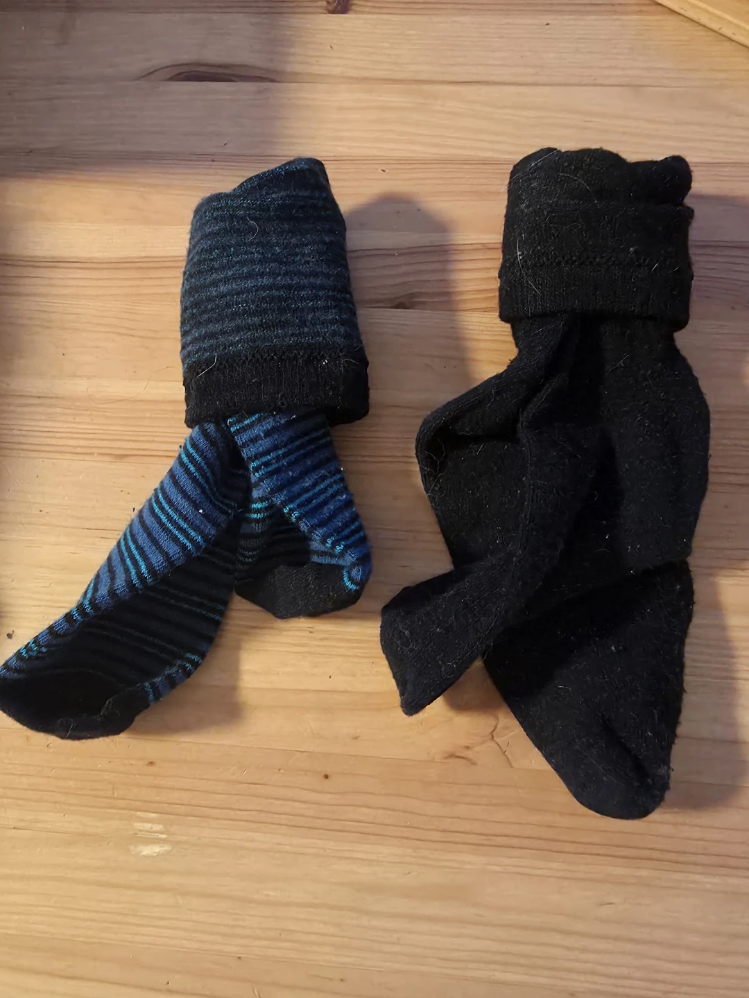 Two pairs of ankle socks in black and blue stripe