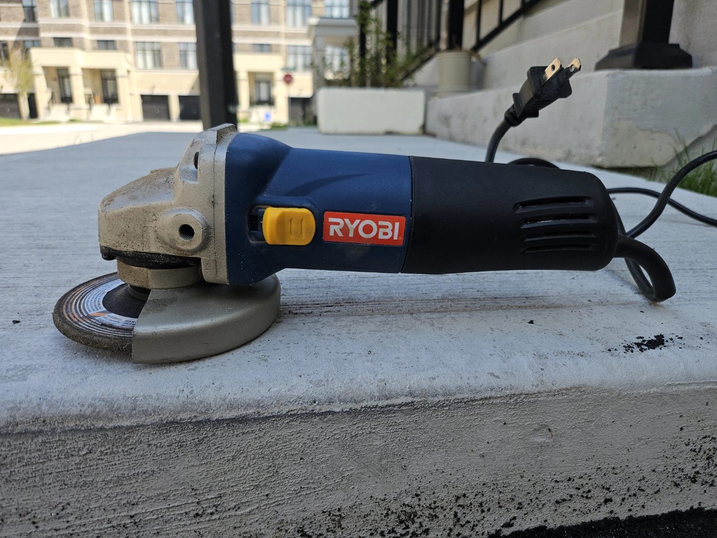 Ryobi AG402 Angle Grinder