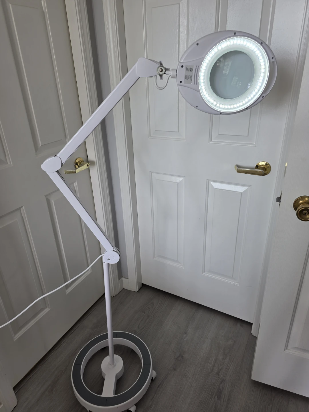 Professional esthetics LED magnifying lamp with rolling stand - photo 4