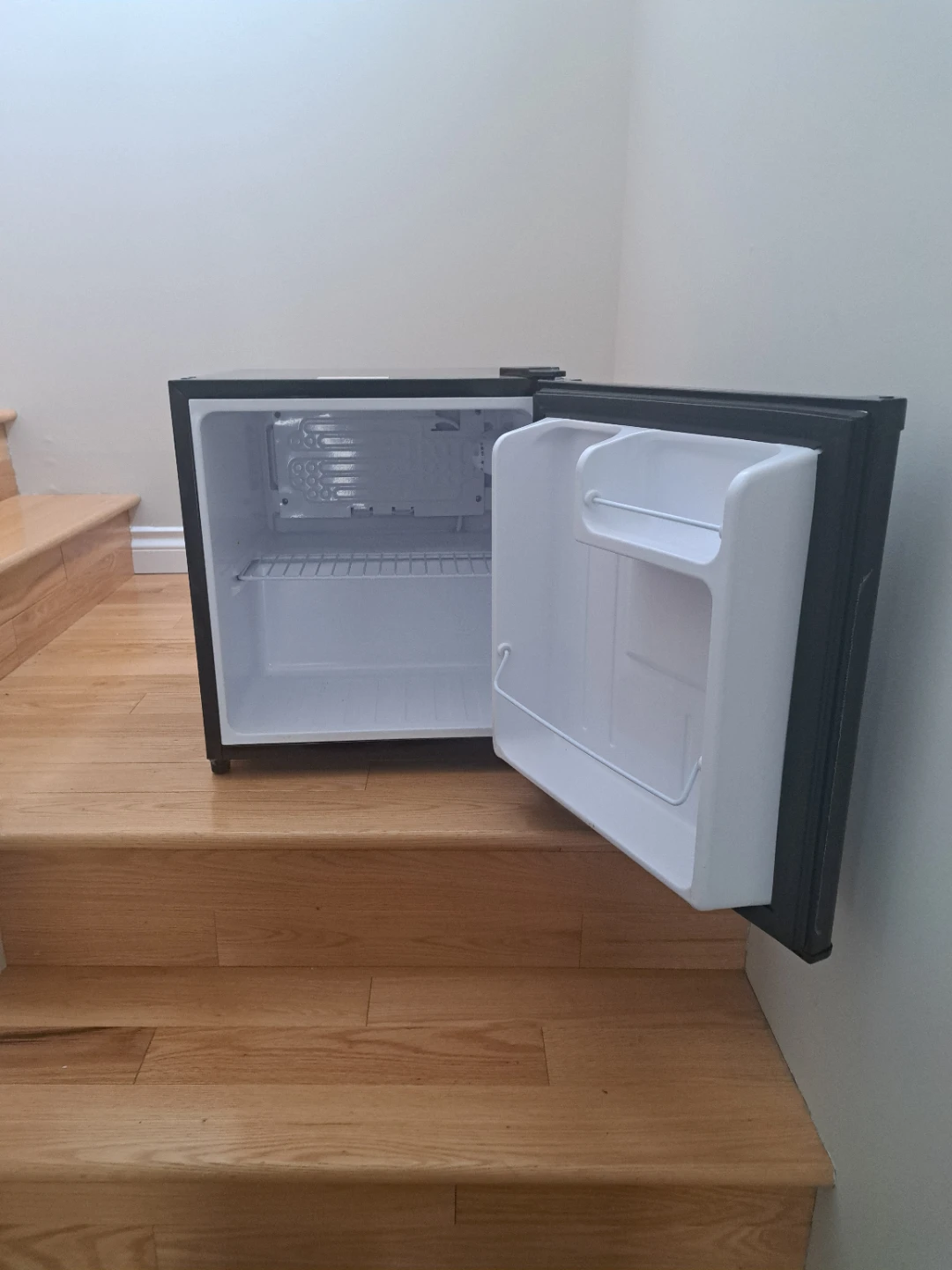 Insignia NS-CF17BK9-C Mini Fridge - photo 2
