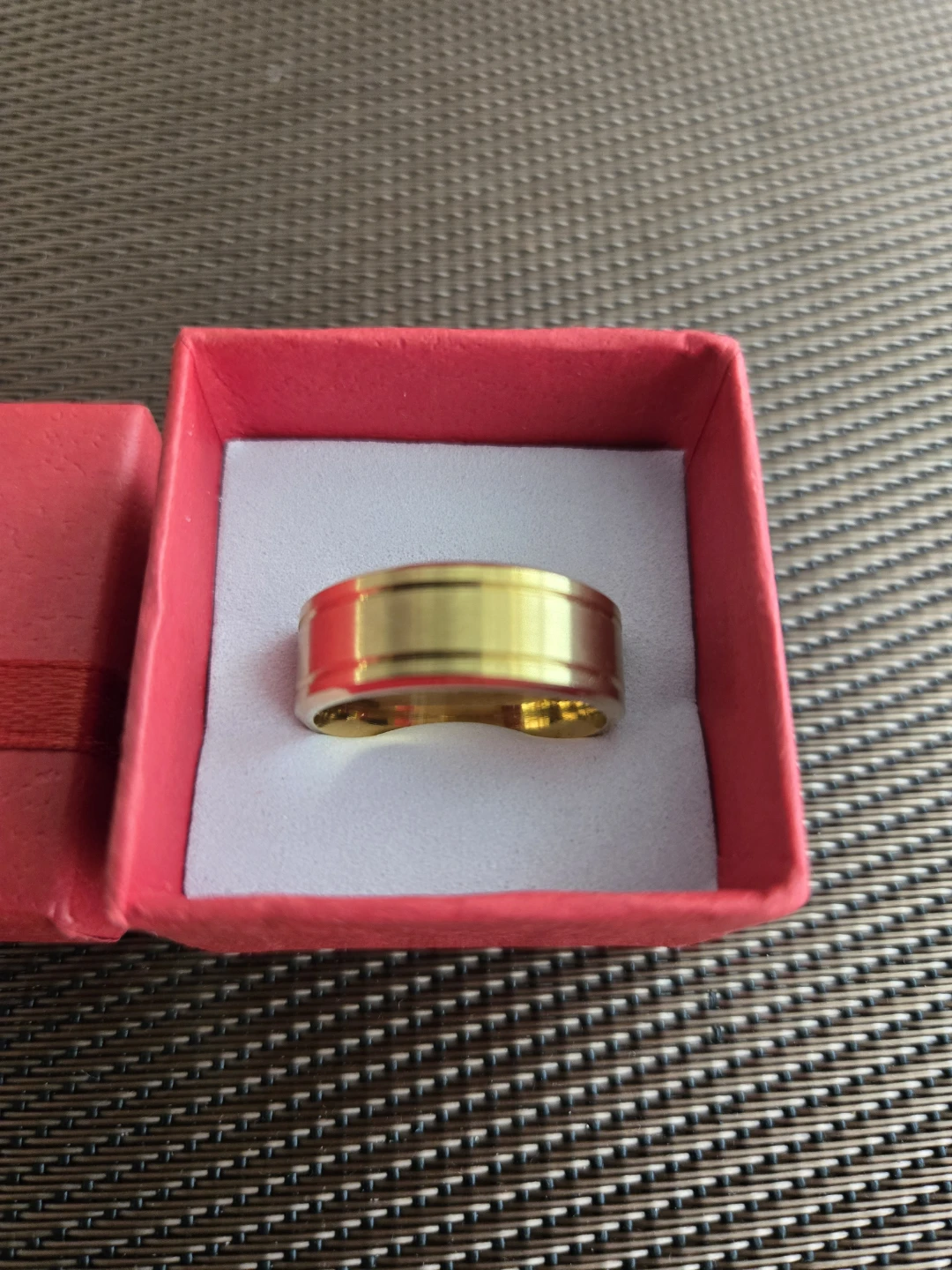 Gold coloured ring in gift box - photo 2
