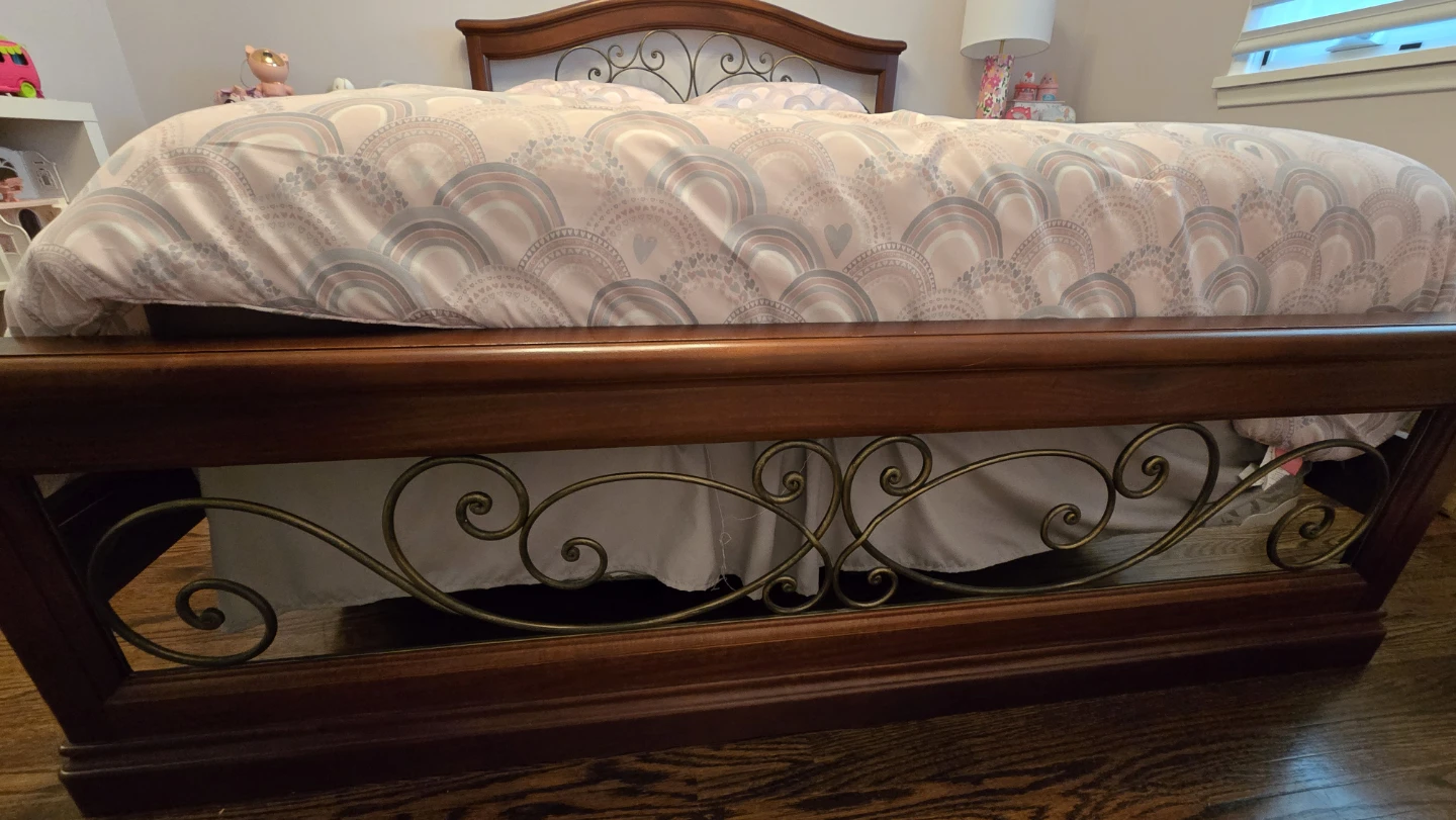 Queen Sized Wood and Wrought Iron Bed and 2 night stands - photo 4