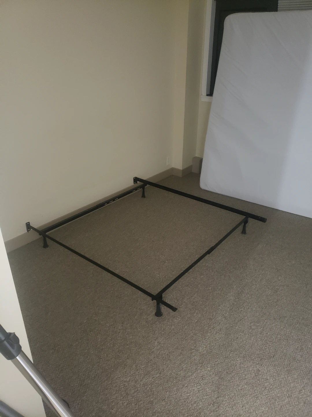 Queen Size Bed, Box Spring and Metal Frame - photo 3