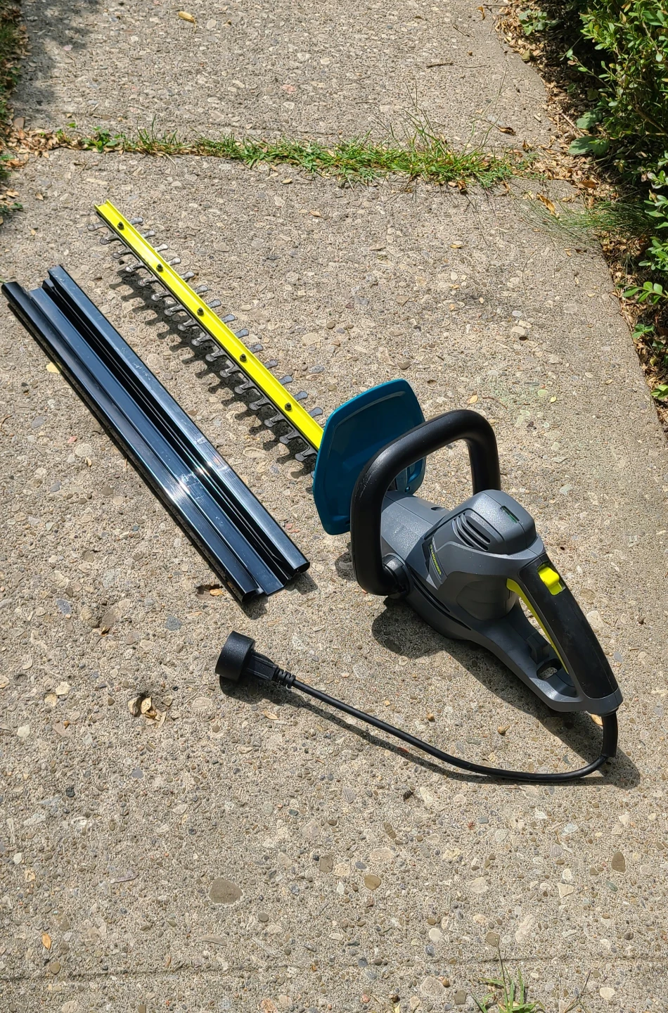 18" Inch Corded Electric Hedge Trimmer - Great Condition - photo 2