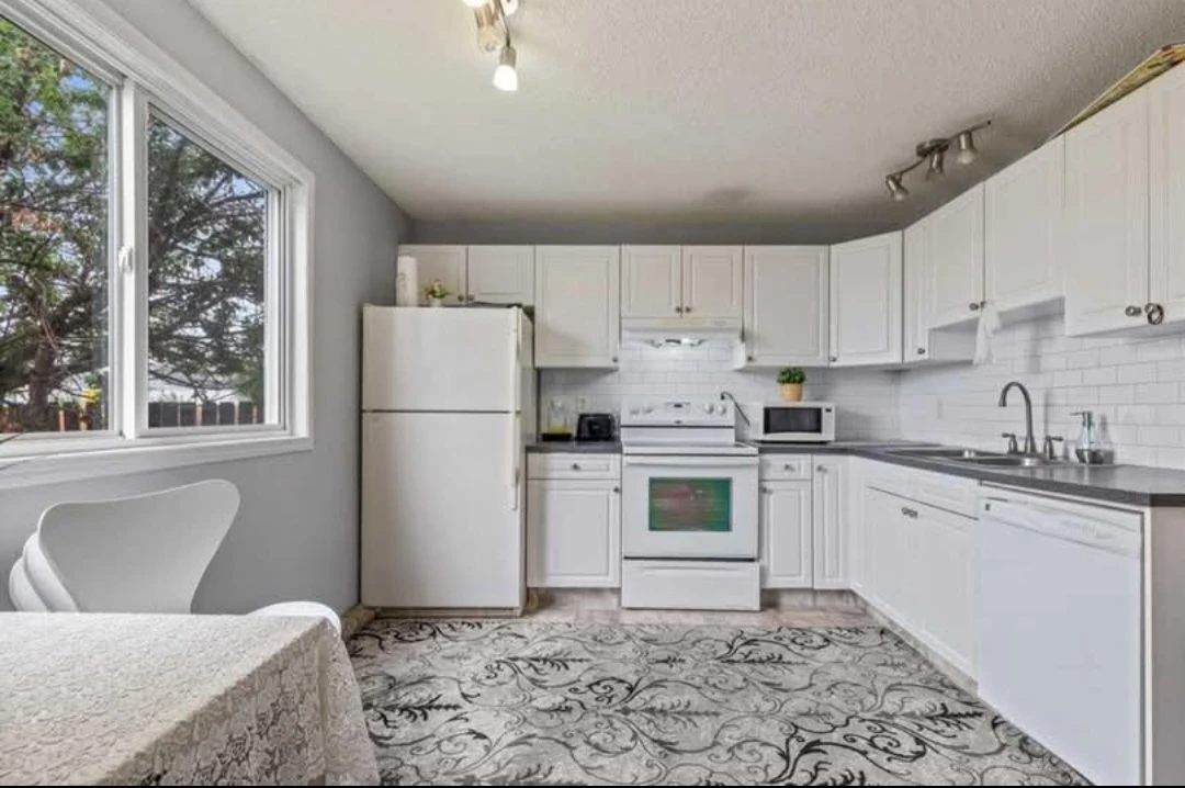 3 Bedroom House for Rent in NE-Available from Sep 1 - photo 4
