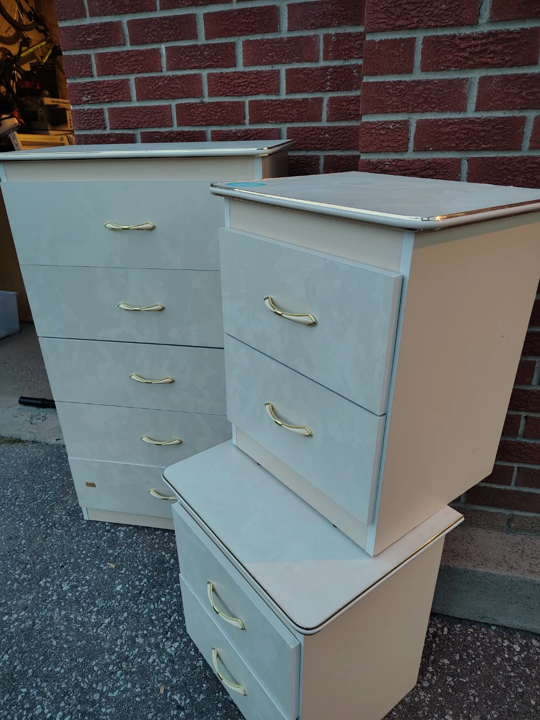 Cream coloured dresser and nightstand set - photo 2