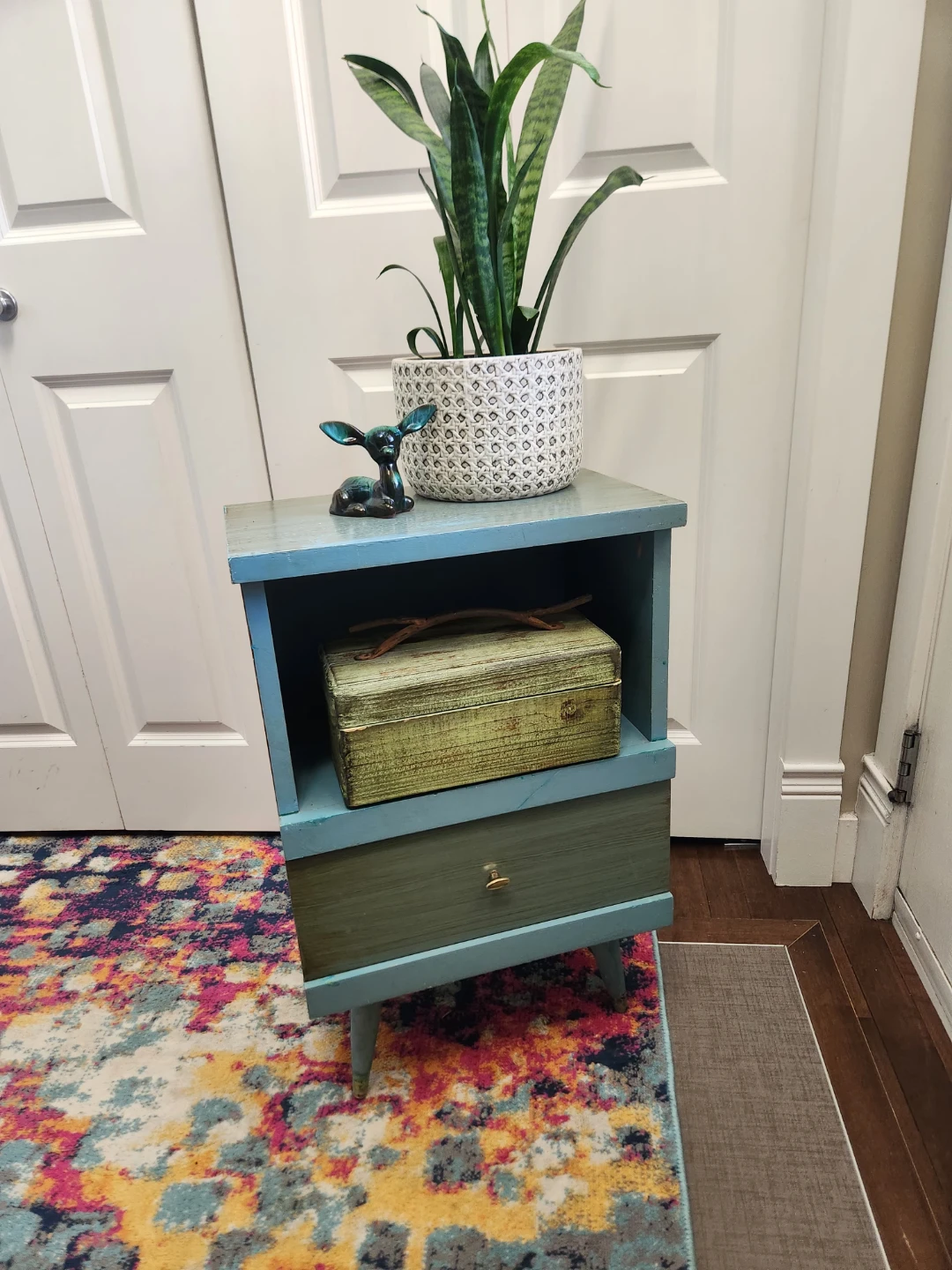1950s Two-Tone Accent Table with Drawer, pretty & practical - photo 4