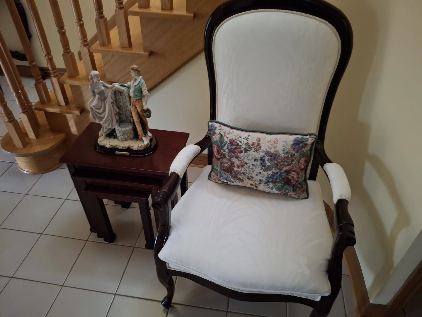 Furniture and decorative items available - photo 5