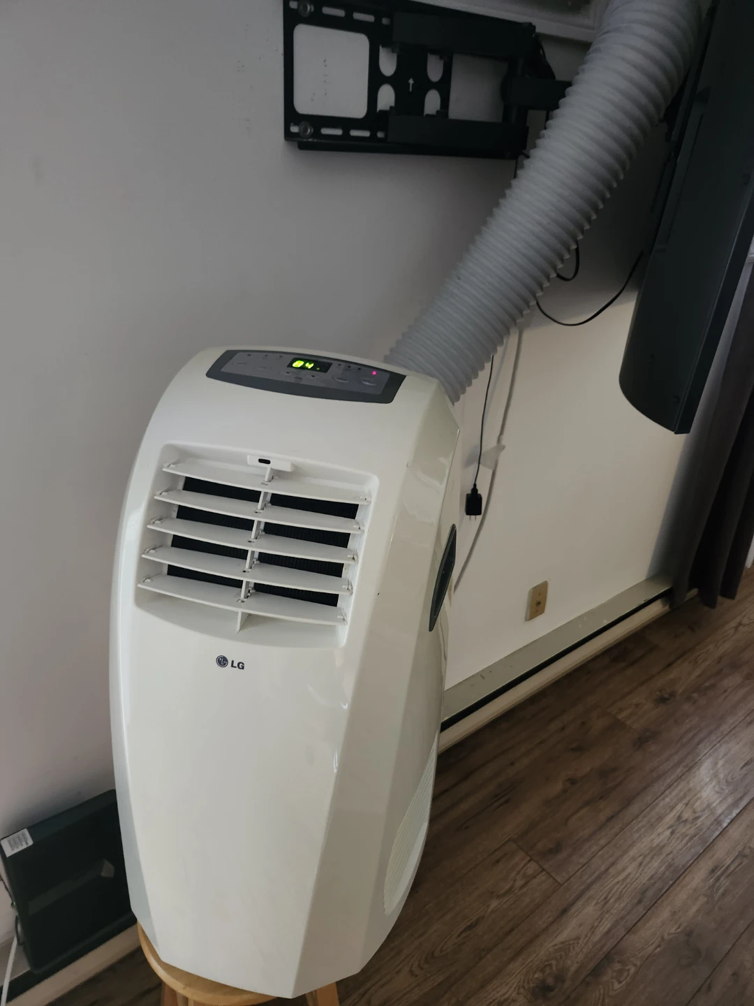 LG Portable Air Conditioner with Exhaust Hose - photo 3