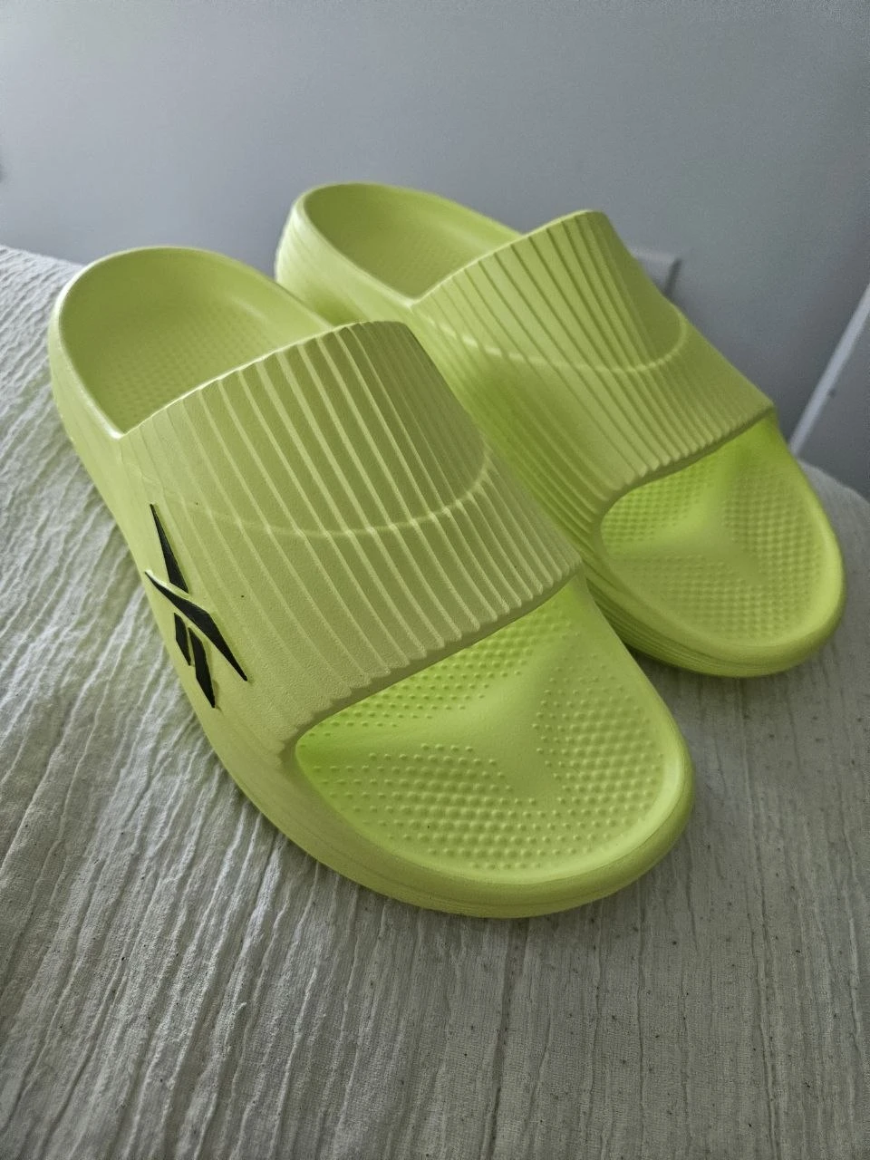 Reebok Slides - Neon Yellow