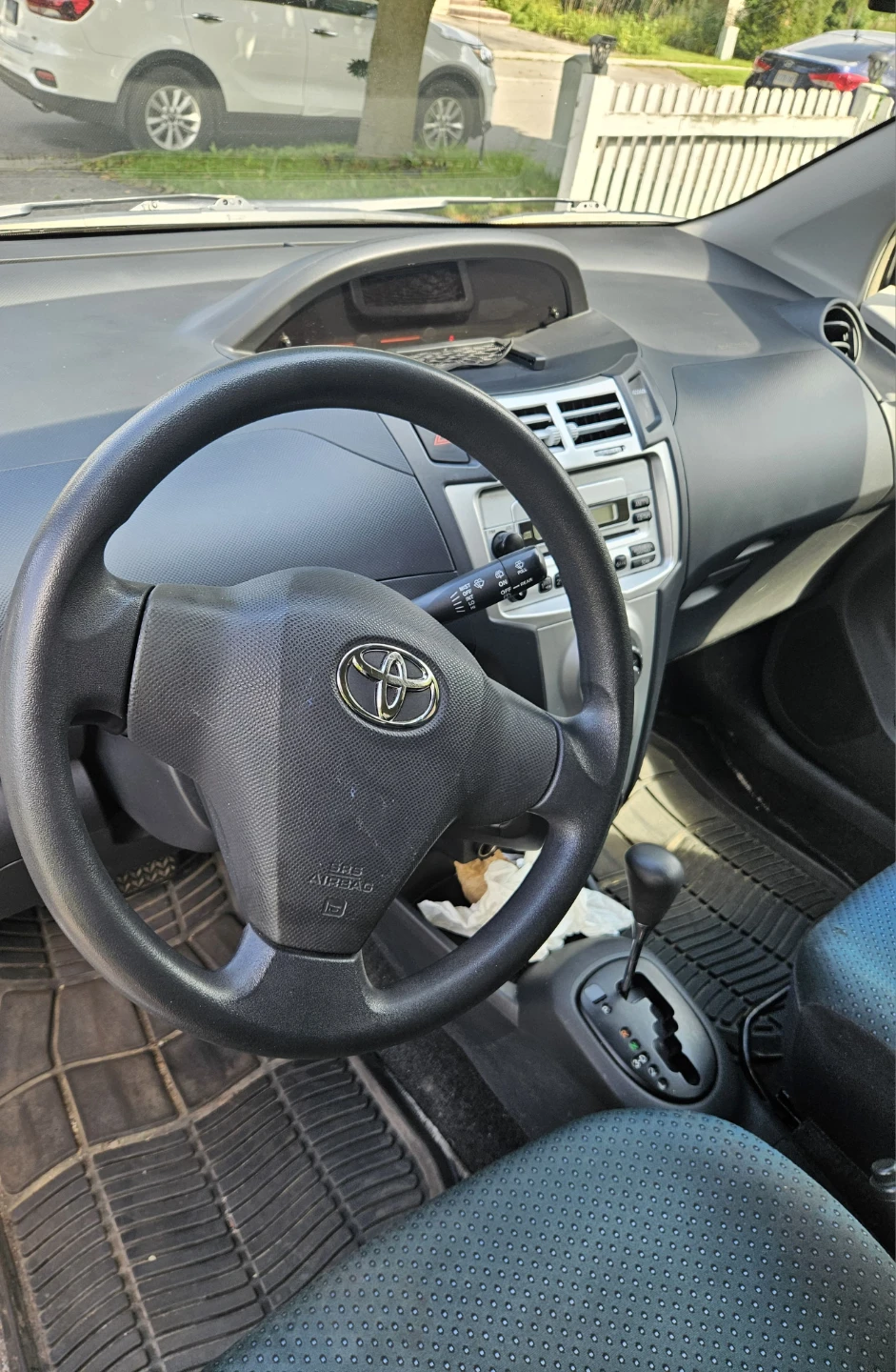 Silver Toyota Yaris Hatchback - photo 4