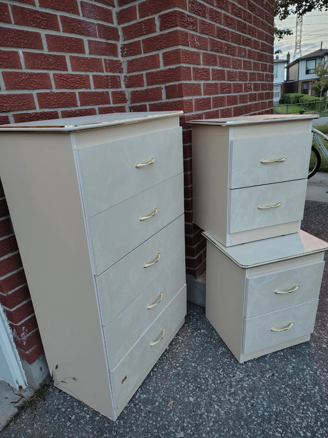Cream coloured dresser and nightstand set - photo 3