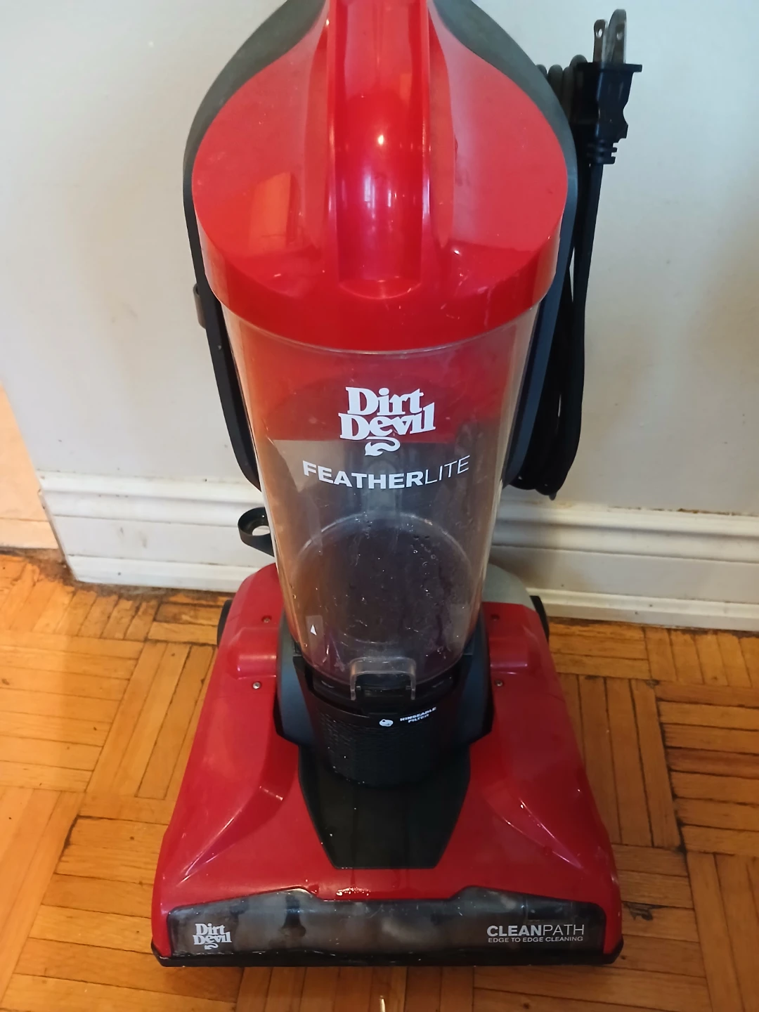 Dirt Devil Featherlite Bagless Vacuum Cleaner - photo 3