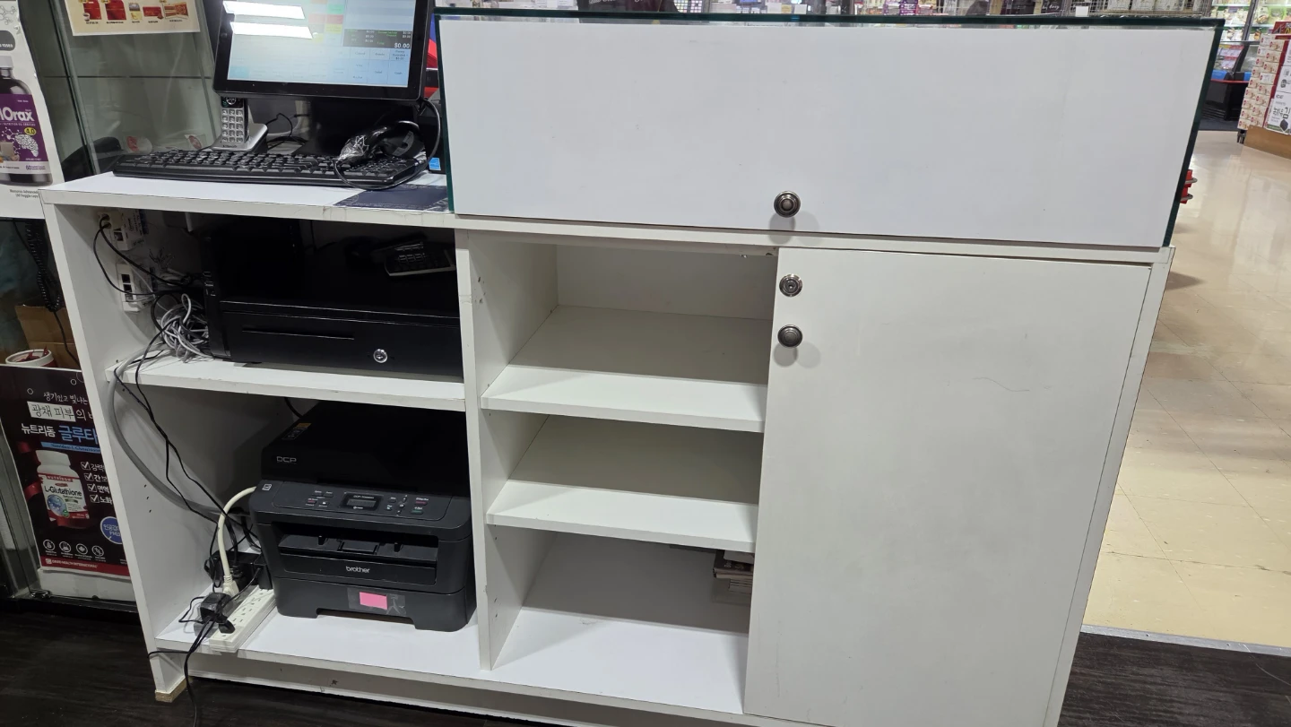 White Glass Display Retail Counter - photo 4