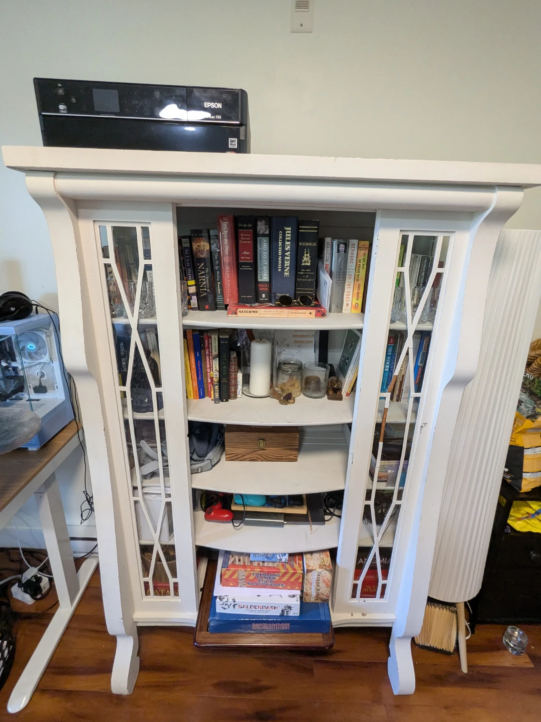 Elegant Mid-Century White Display Cabinet with Glass Doors