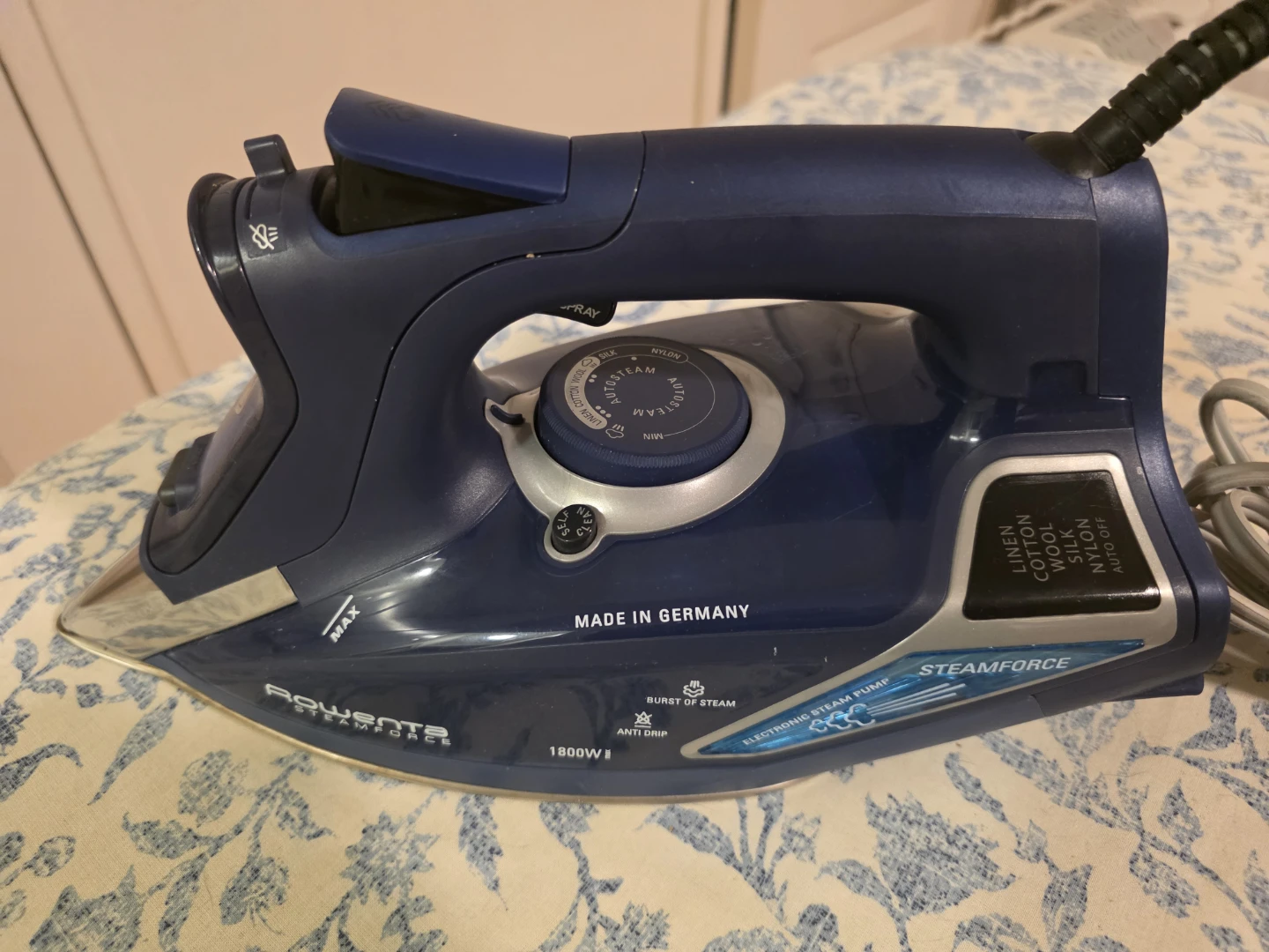 Rowenta DW9280  Iron + Board +  Over the door Holder - photo 2