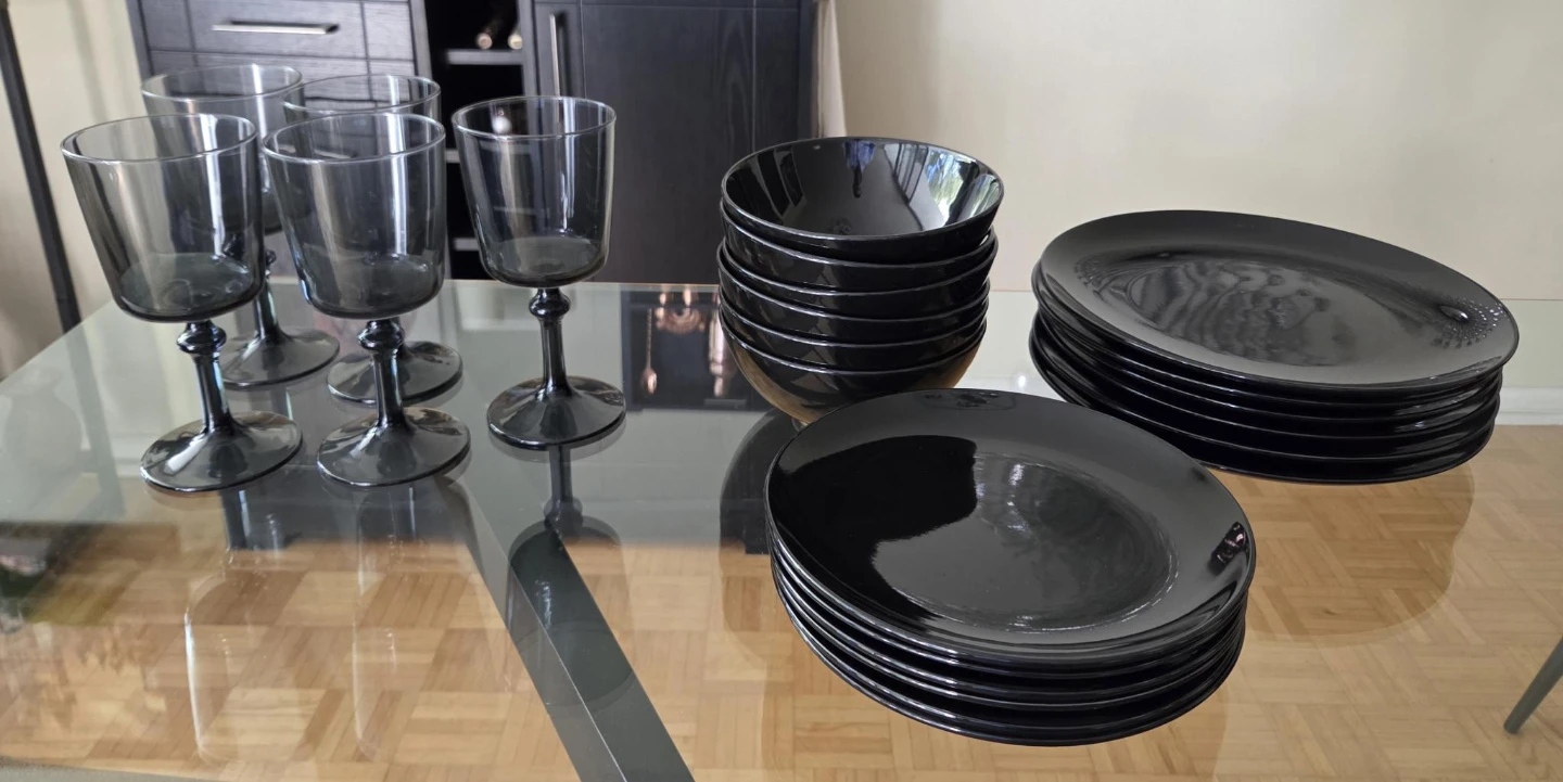 35 Piece Black Dinnerware Set with 5 Glasses