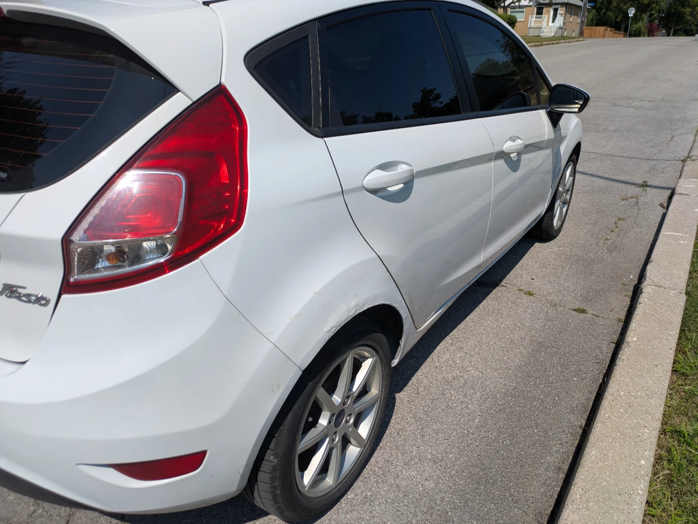 198km White Ford fiesta 2015 - photo 2