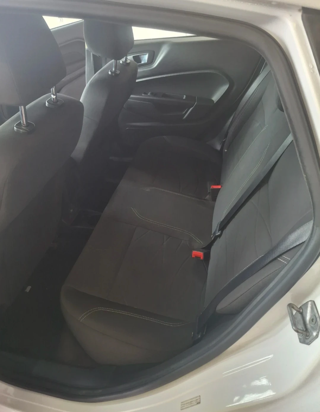 198km White Ford fiesta 2015 - photo 3