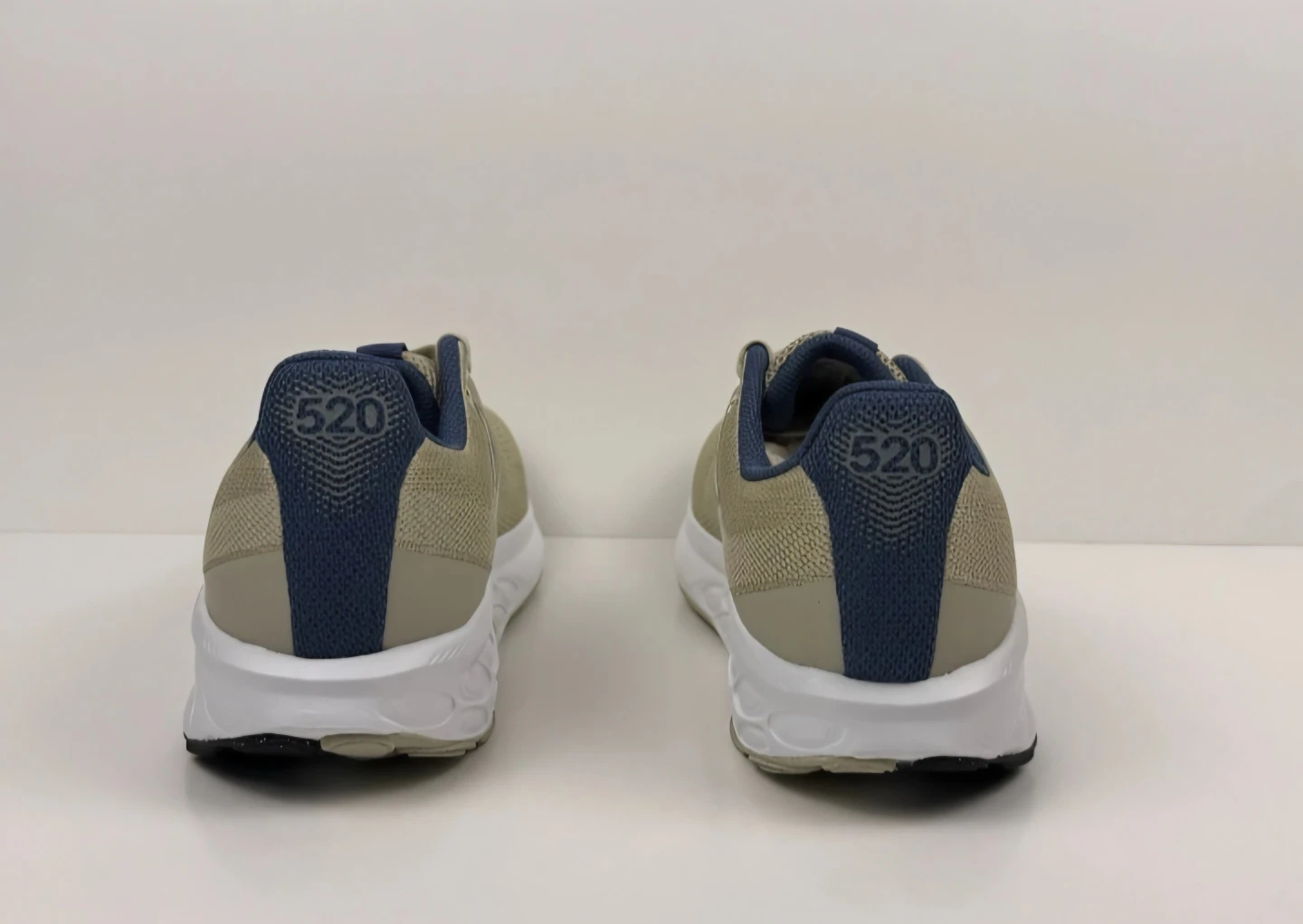 New Balance 520 v9 Men Size 10 (2E) Wide - photo 3