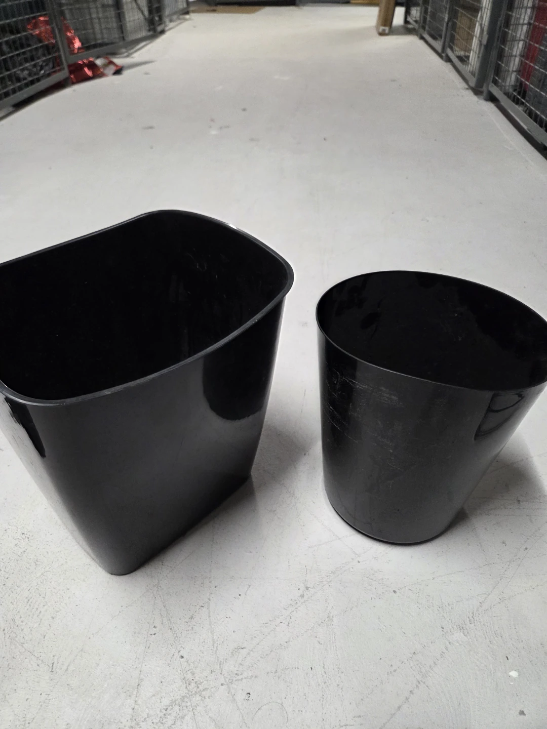 Set of 2 Black Plastic Trash Cans - photo 2