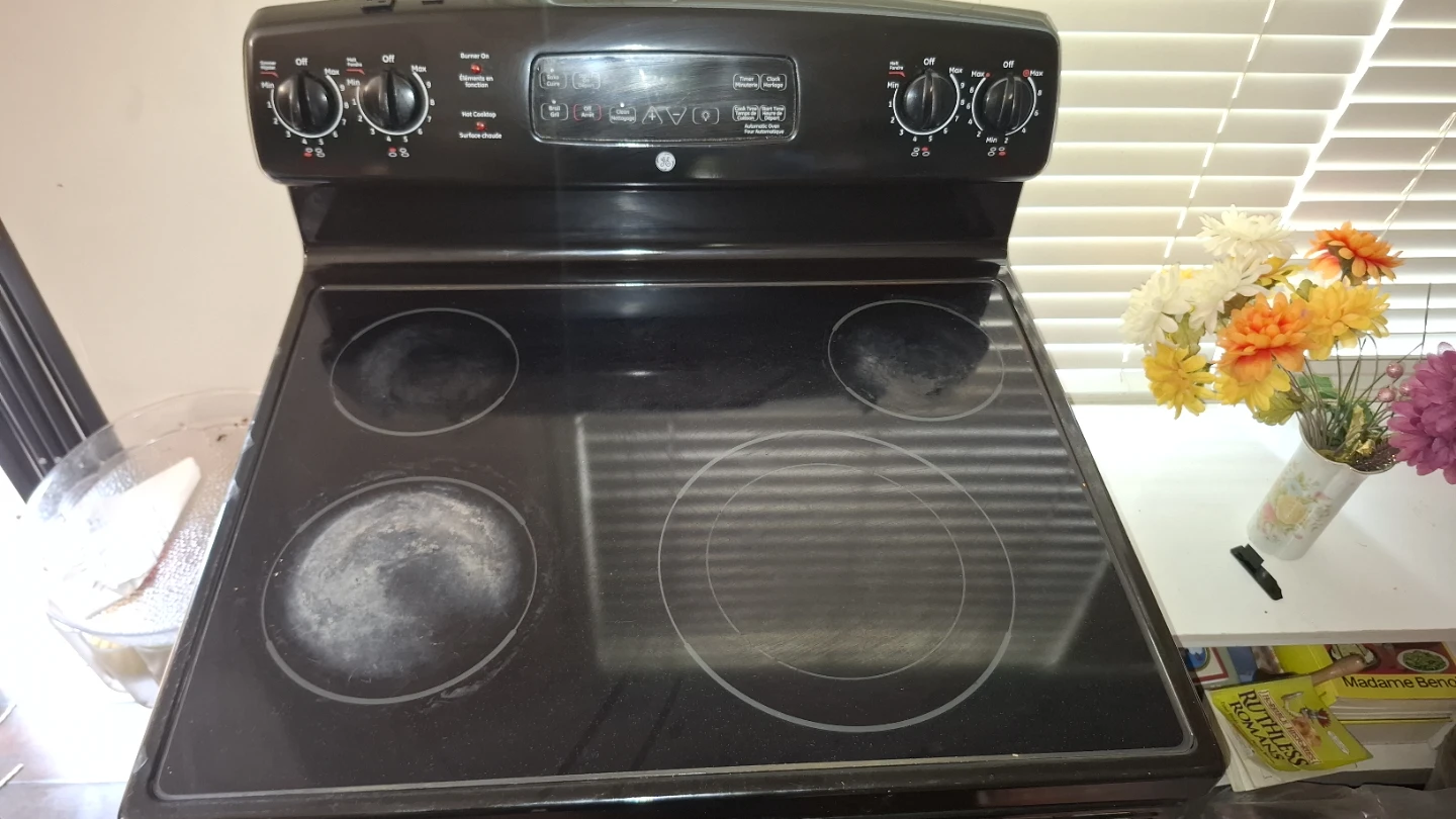 GE Electric Range with Oven - photo 4