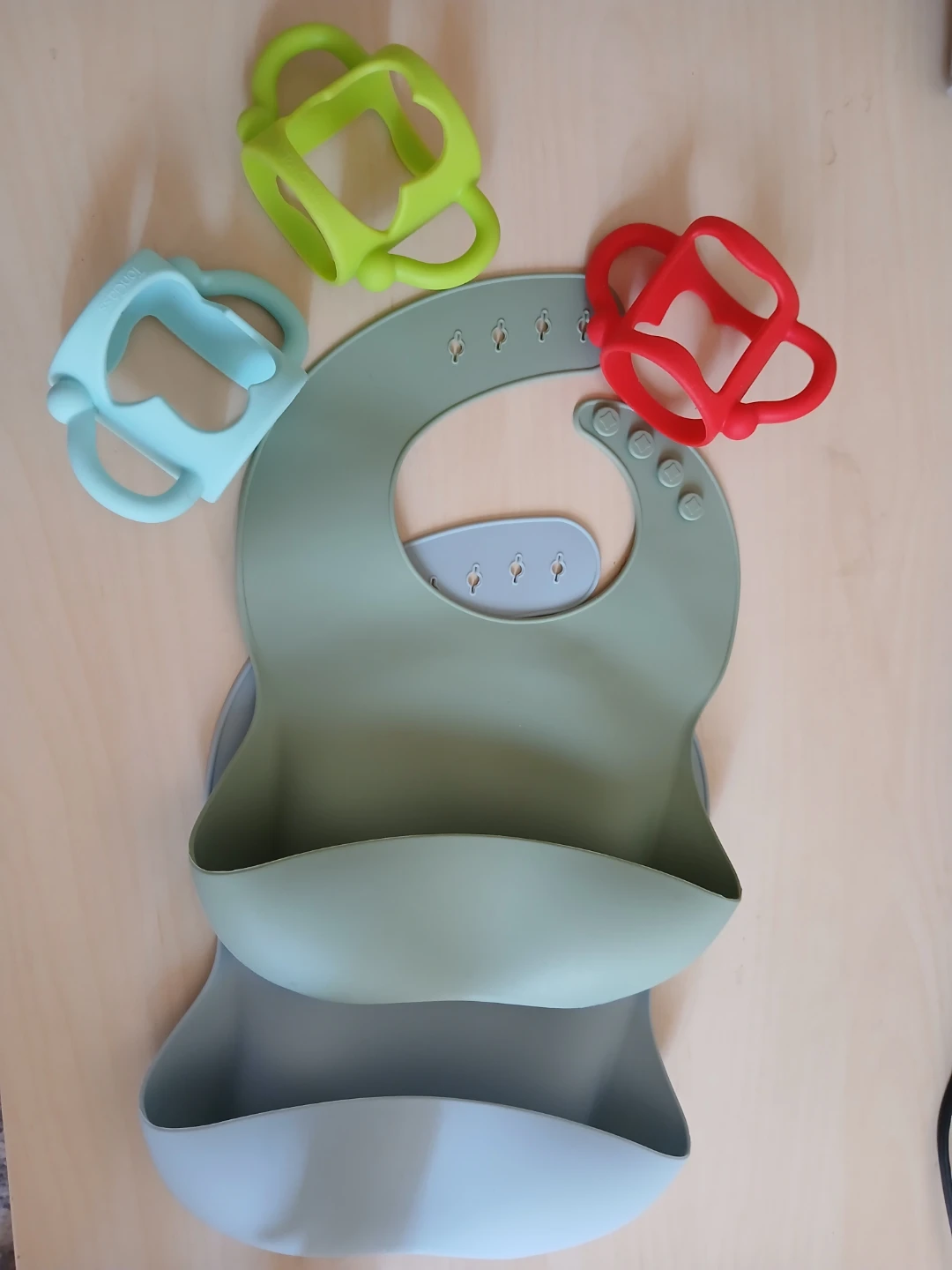 Silicone Bibs with 3 bottle holder - photo 2