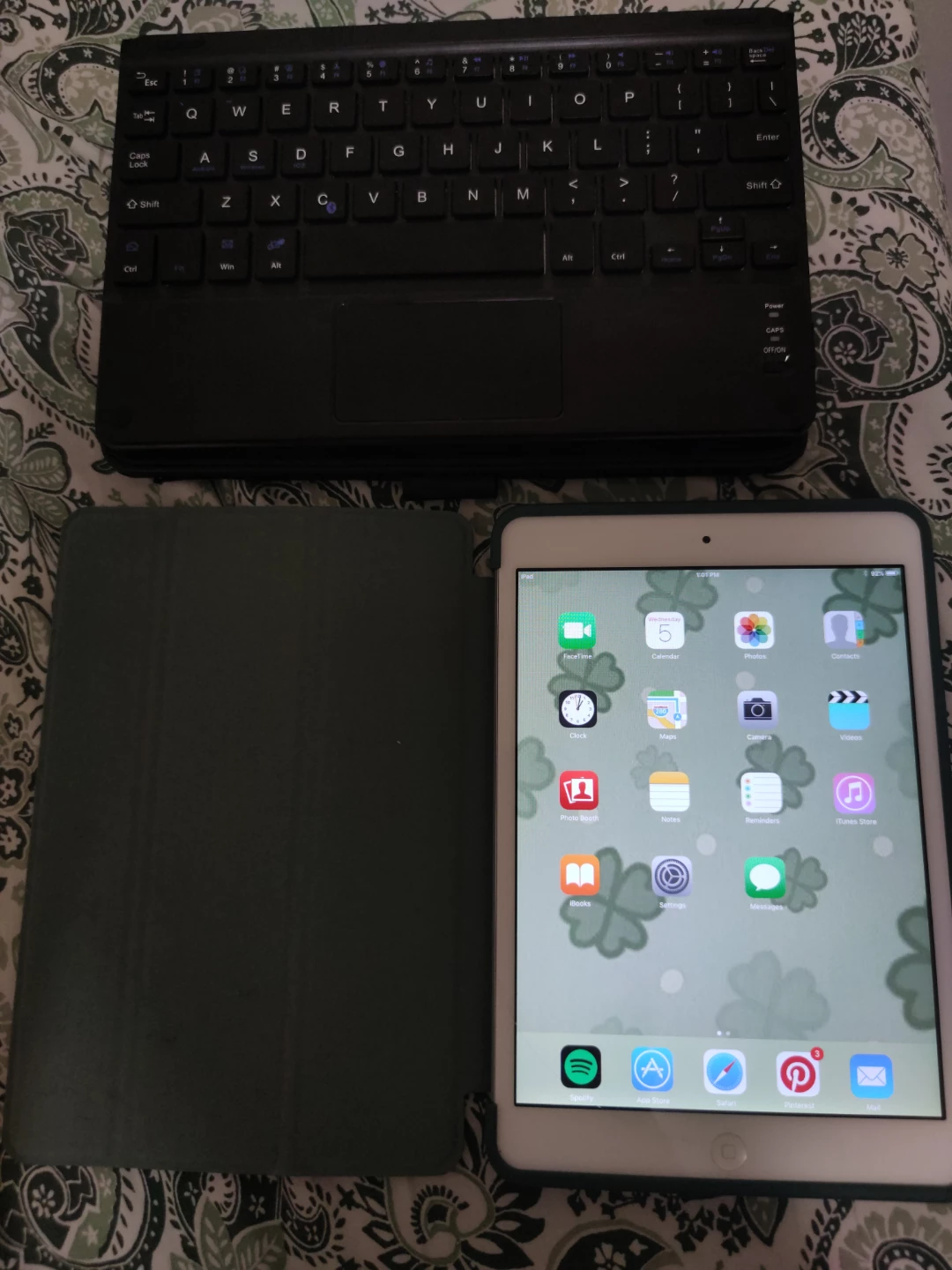 Apple iPad Mini 1 with Keyboard Case