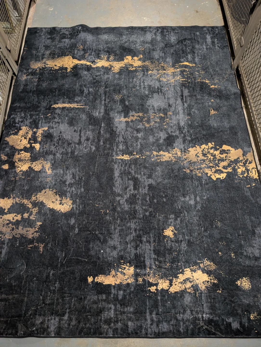 Black and Gold Accent Rug 6*9