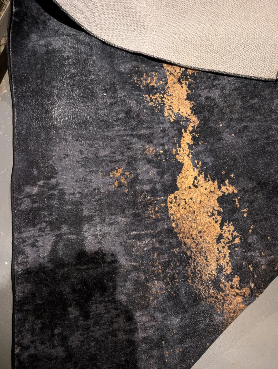 Black and Gold Accent Rug 6*9 - photo 2