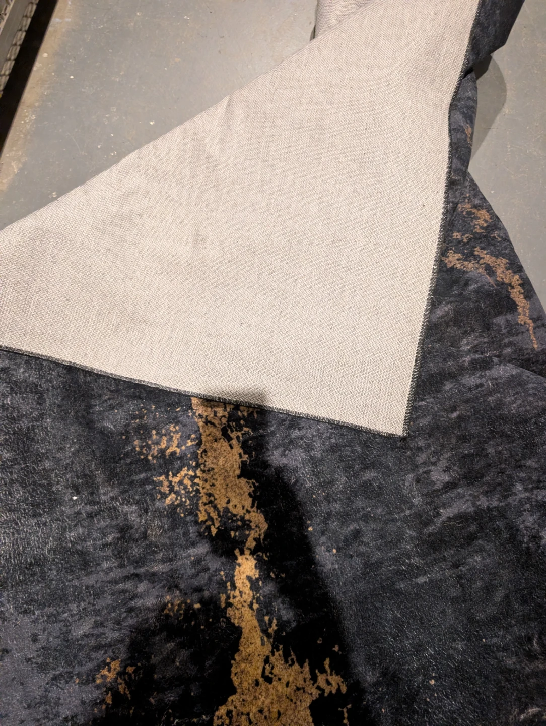 Black and Gold Accent Rug 6*9 - photo 3