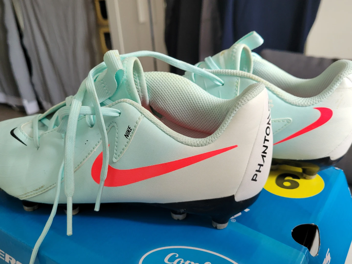 [Like new] Nike Phantom Cleats - Size 6 - photo 3