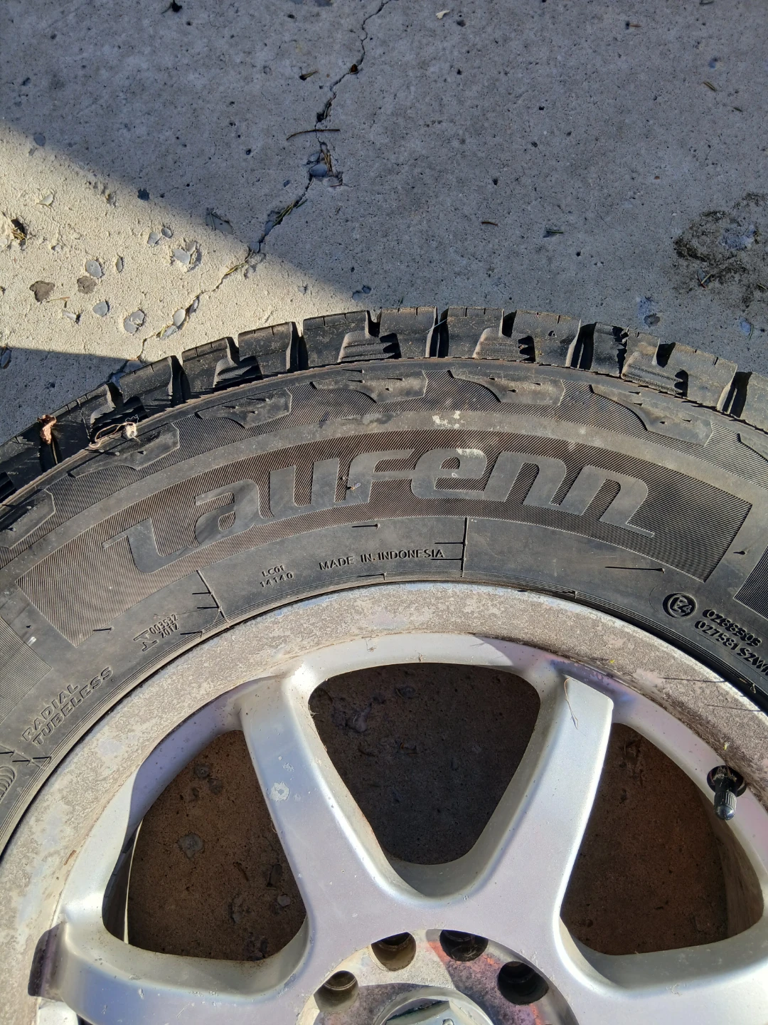 Laufenn 265/65R17 winter Tire and Rim - photo 2