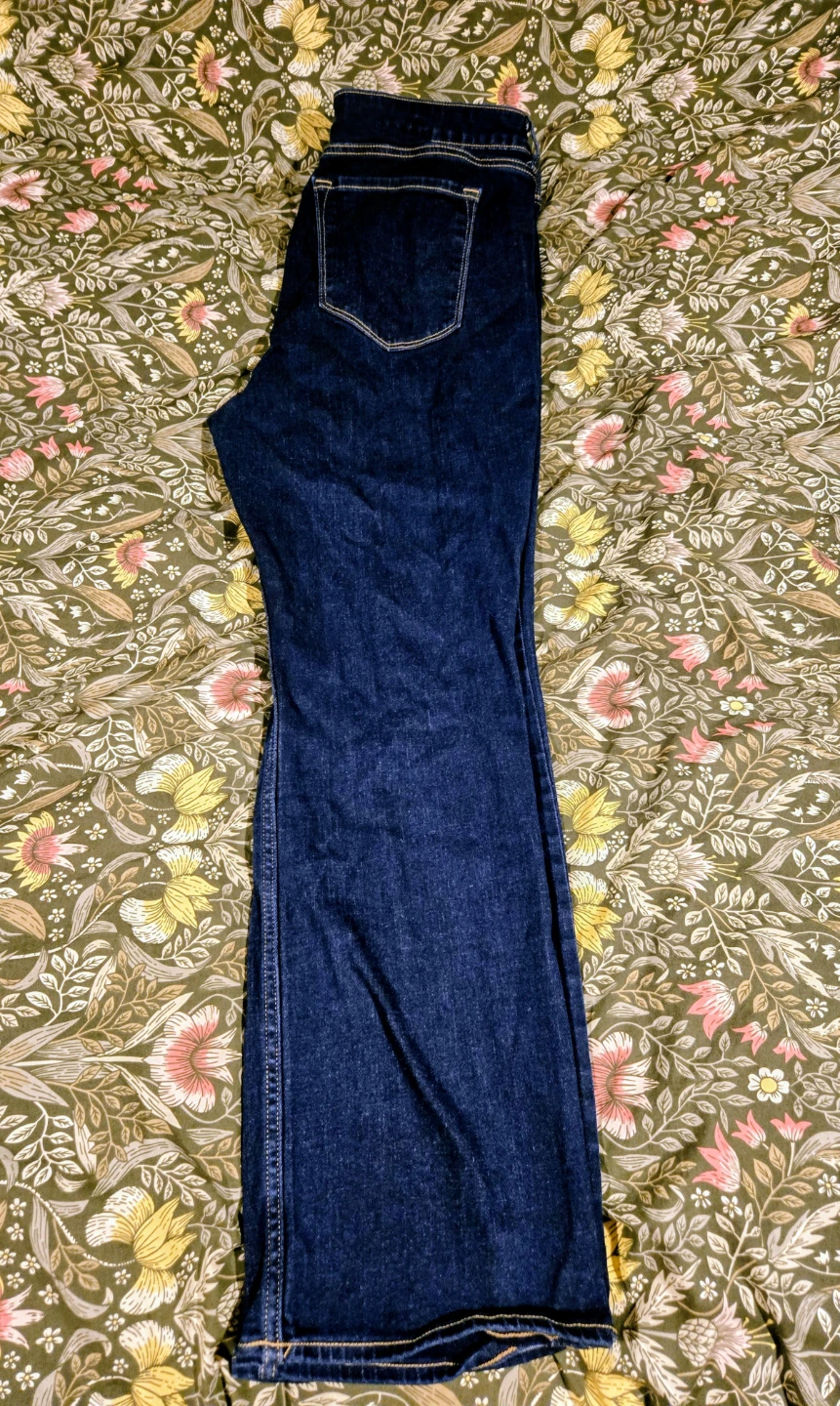 Old Navy Mid-Rise WOW Boot-Cut Jeans size 18