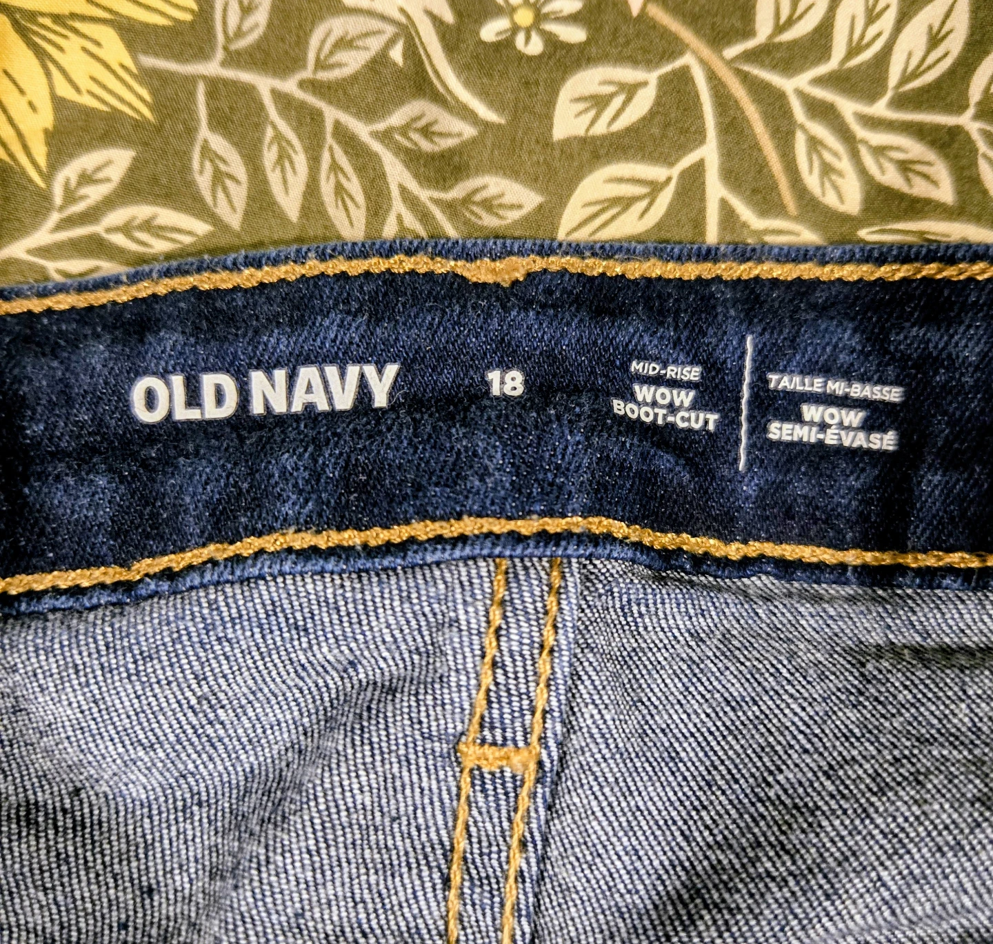 Old Navy Mid-Rise WOW Boot-Cut Jeans size 18 - photo 3