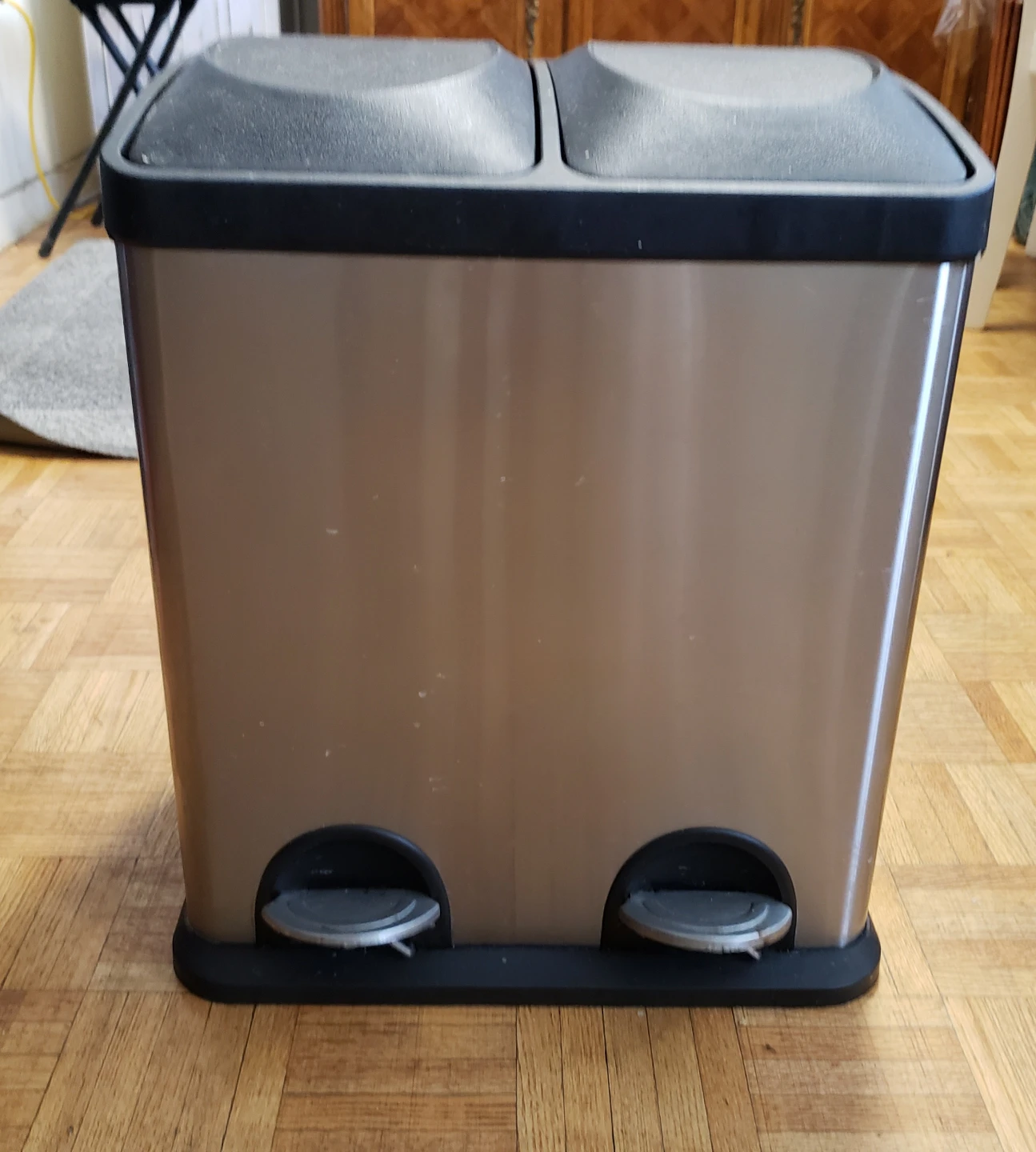 Dual compartment trash can