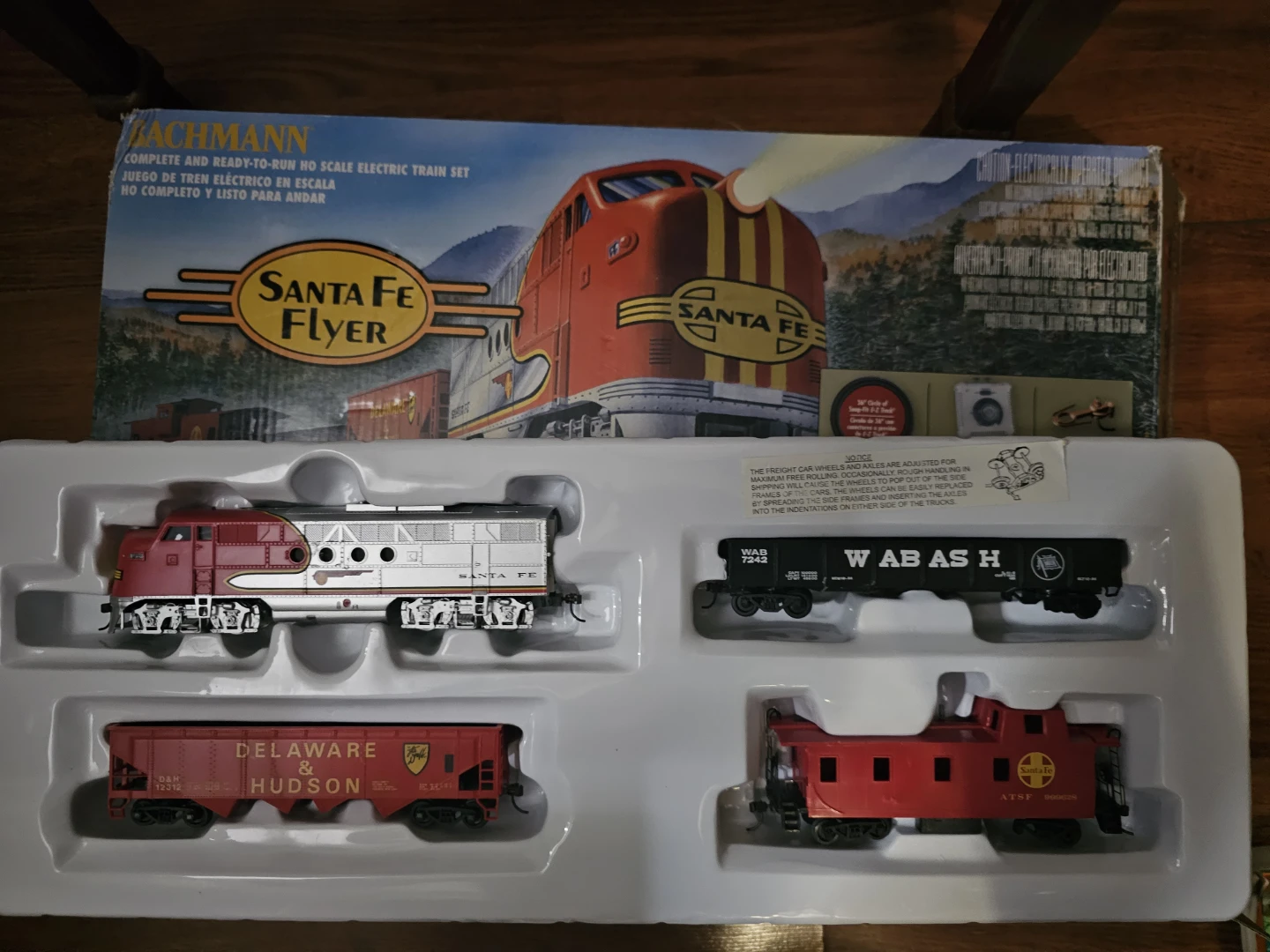 Bachmann Santa Fe Flyer HO Scale Electric Train Set - photo 3