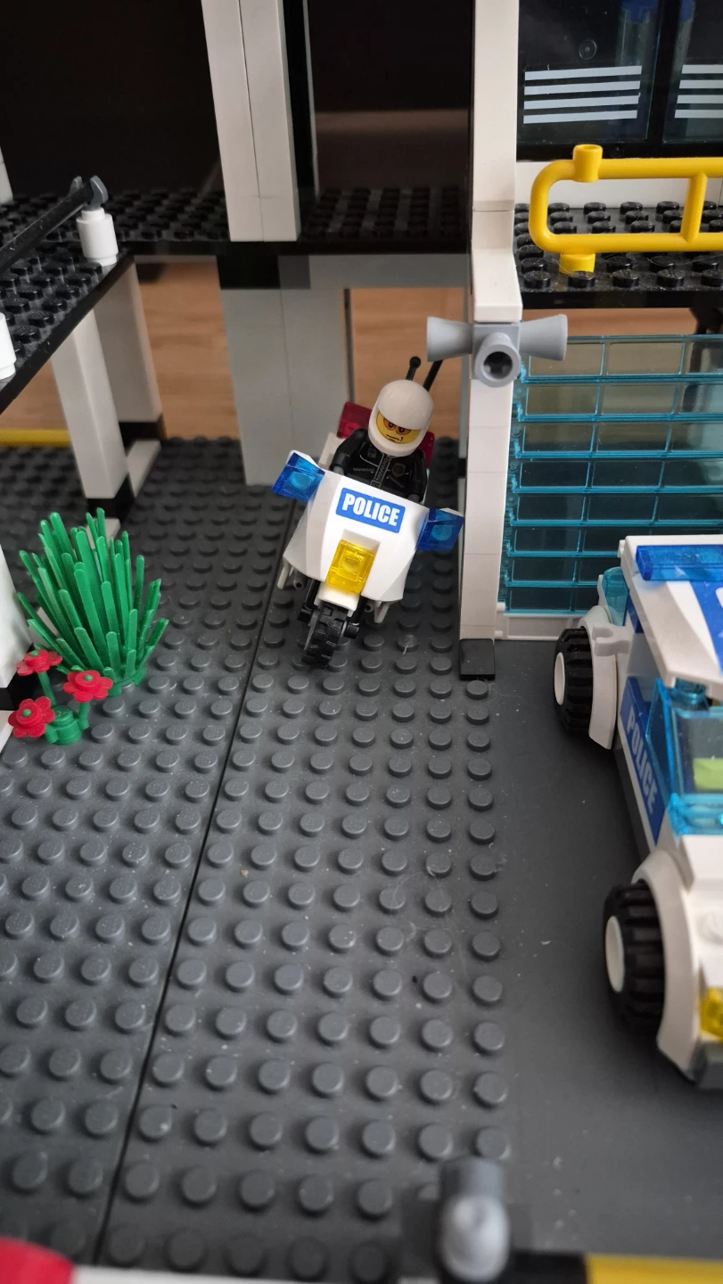 LEGO City Police Headquarters (Set 7744) - photo 3