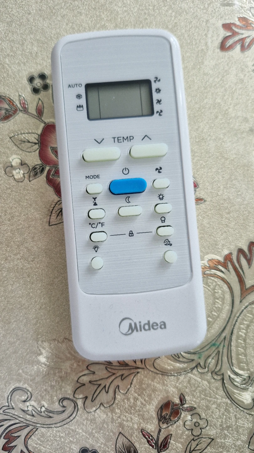 Midea Window Air Conditioner - photo 2