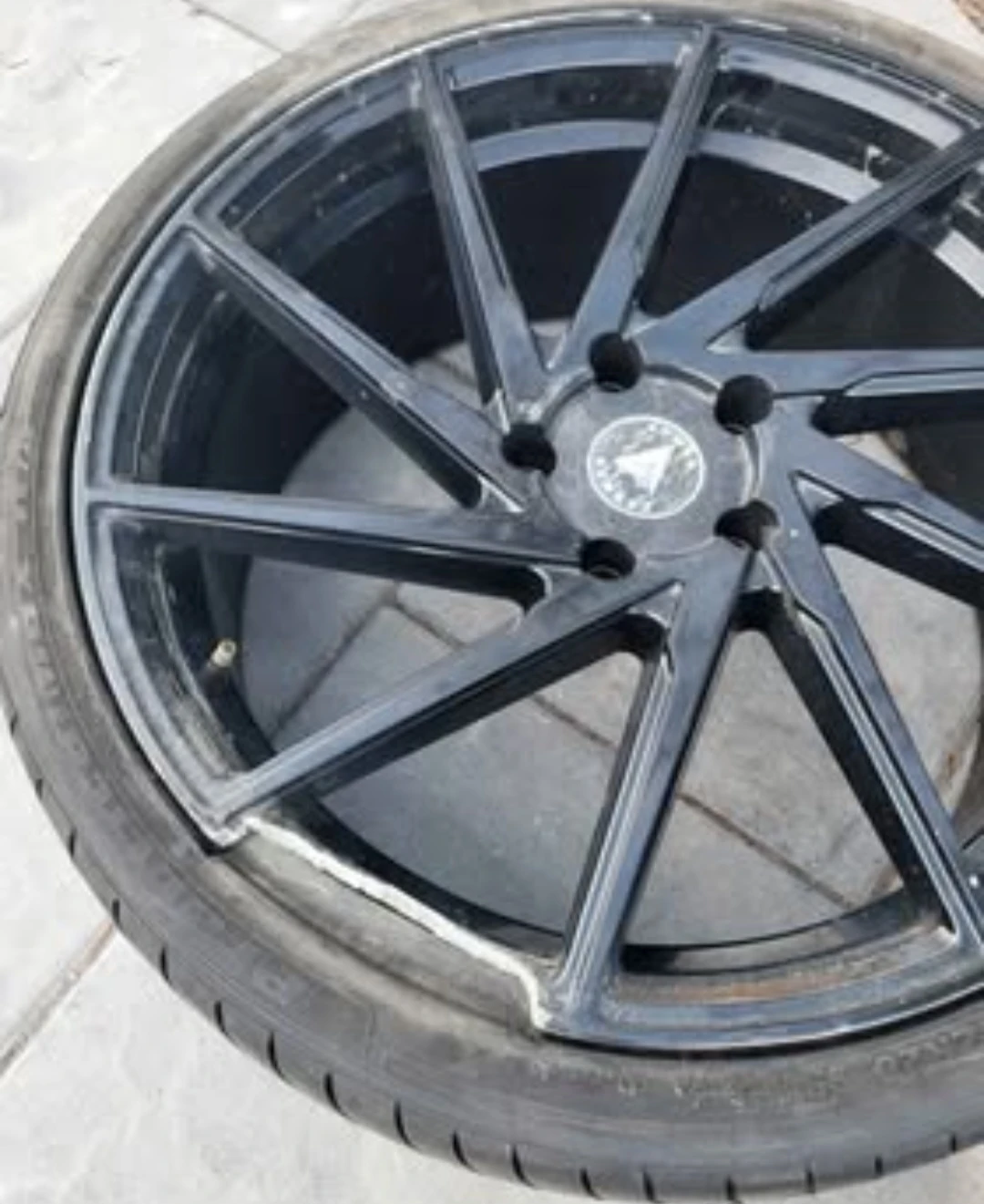 Features a multi-spoke  rims - photo 2